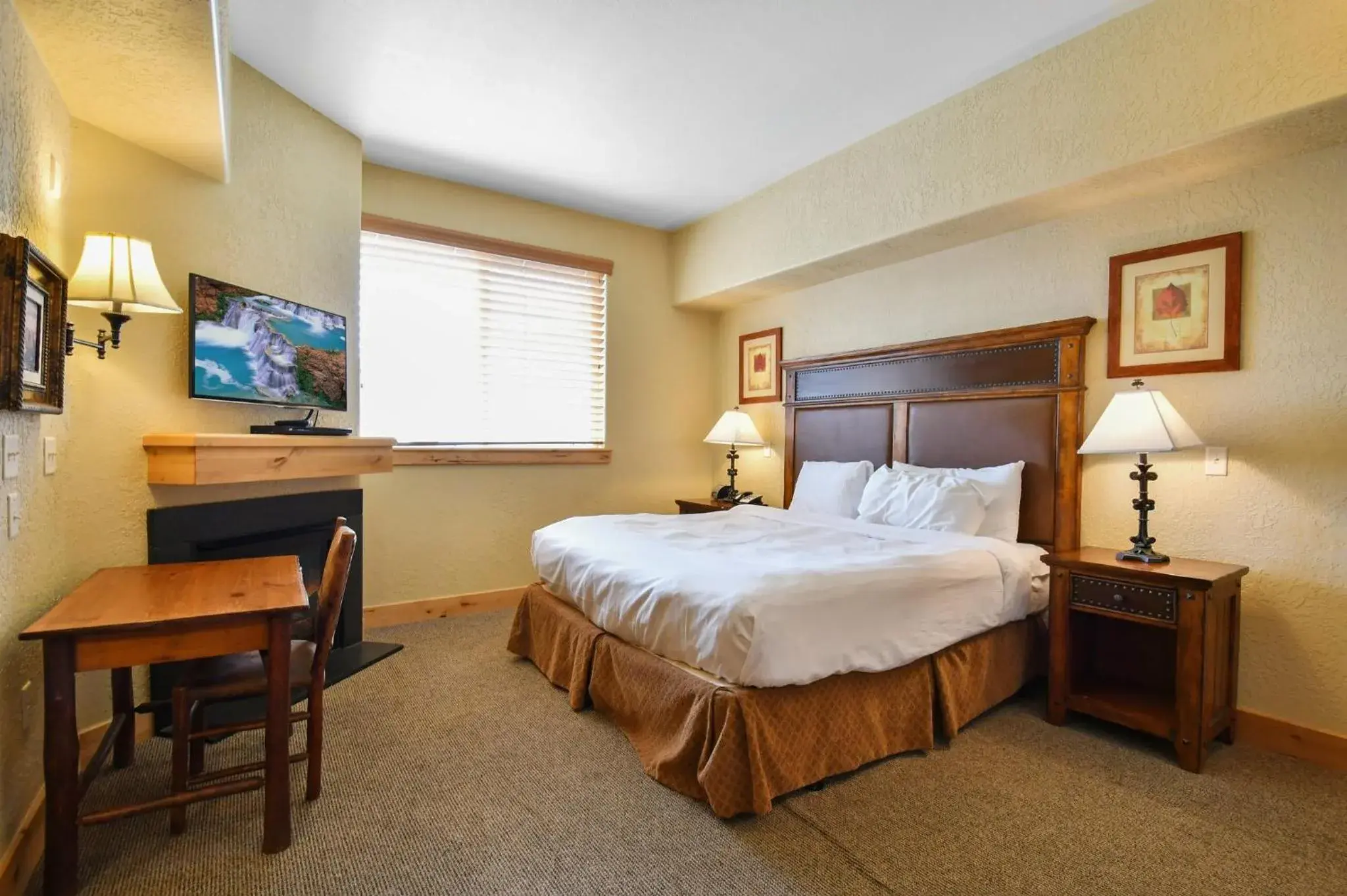 Photo of the whole room, Bed in Silverado Lodge Park City - Canyons Village