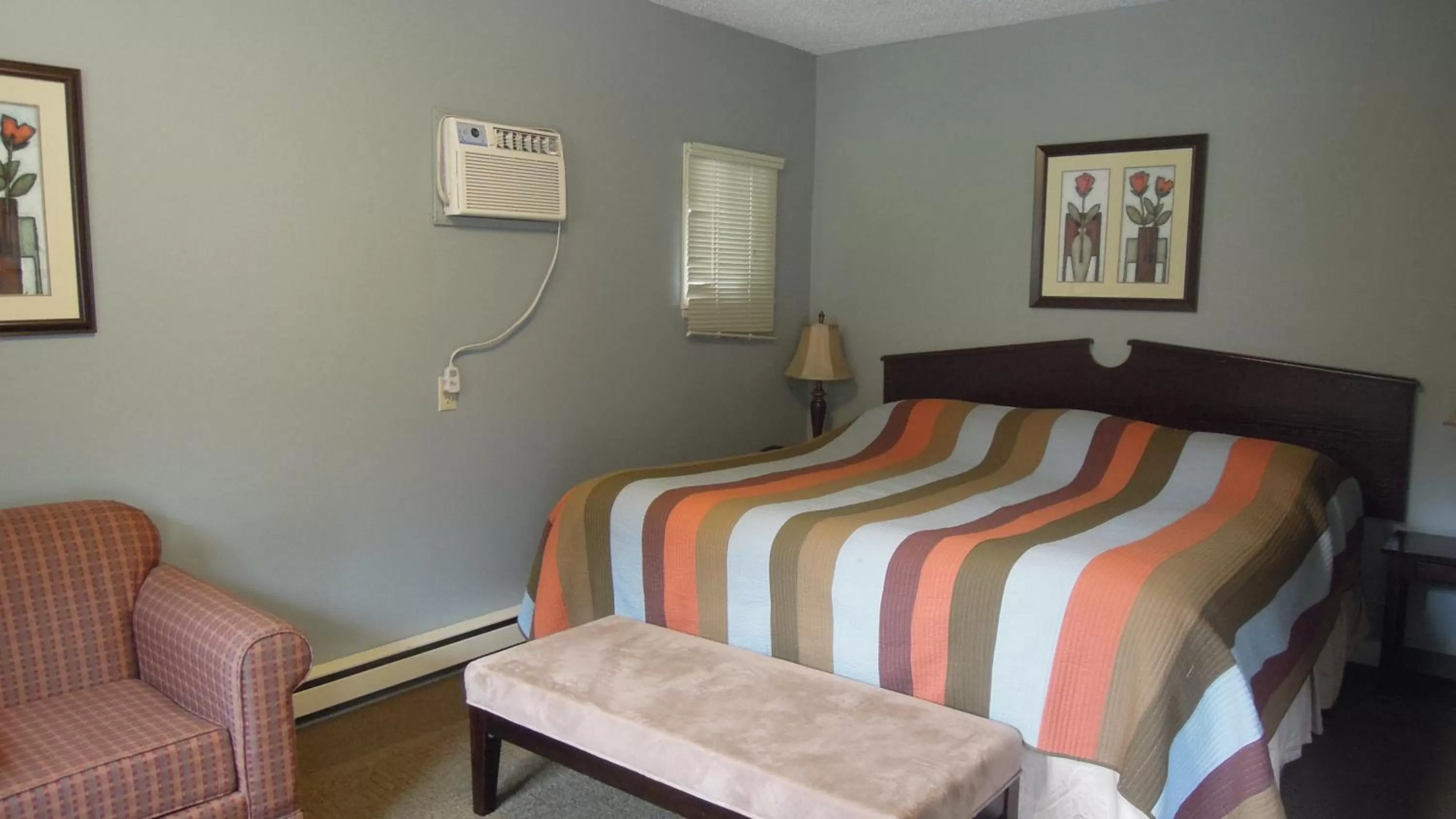 Bed in Swiss Chalets Motel