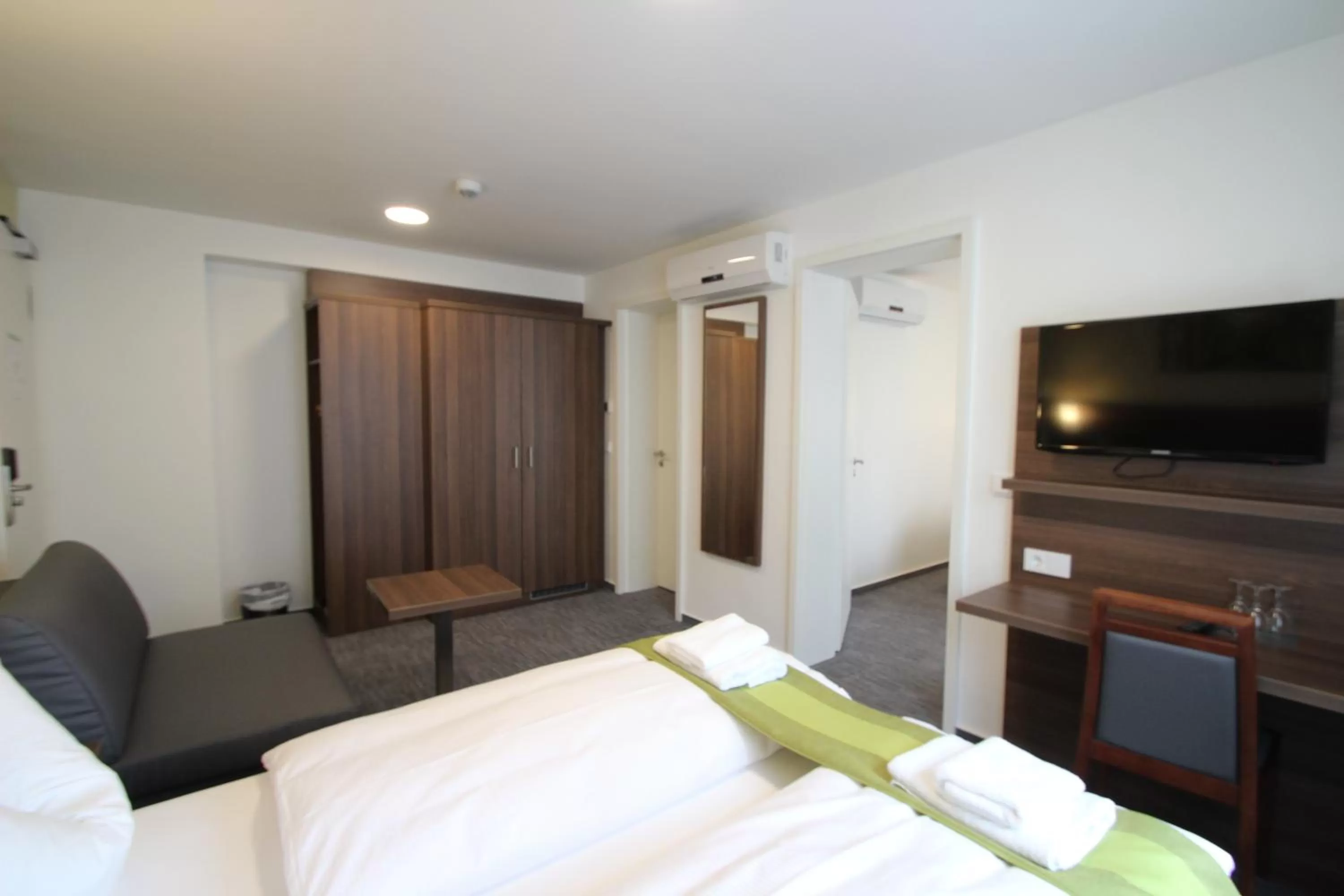 Photo of the whole room, Bed in Trip Inn Goethe Conference Hotel