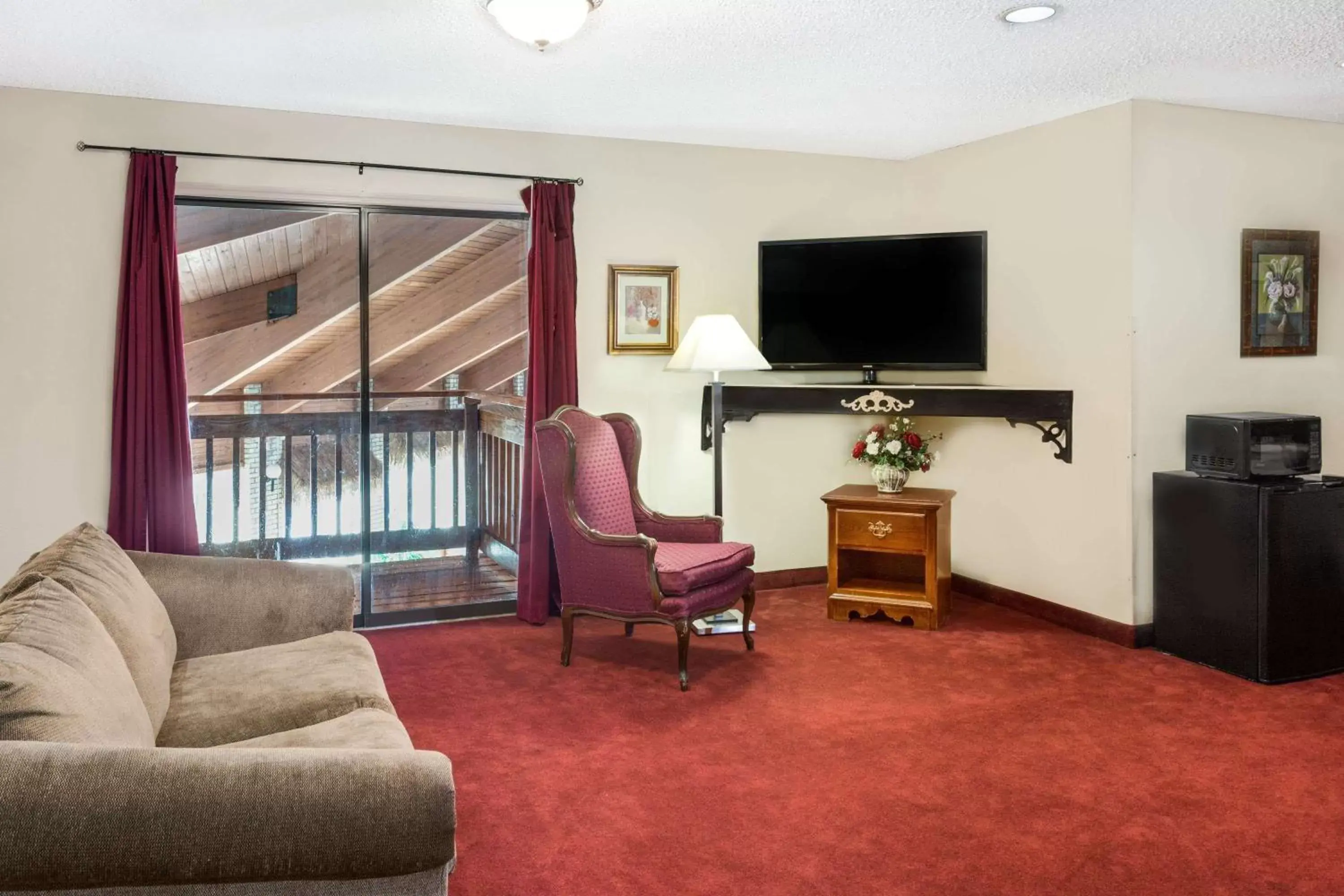 Photo of the whole room, TV/Entertainment Center in Days Inn by Wyndham Jackson