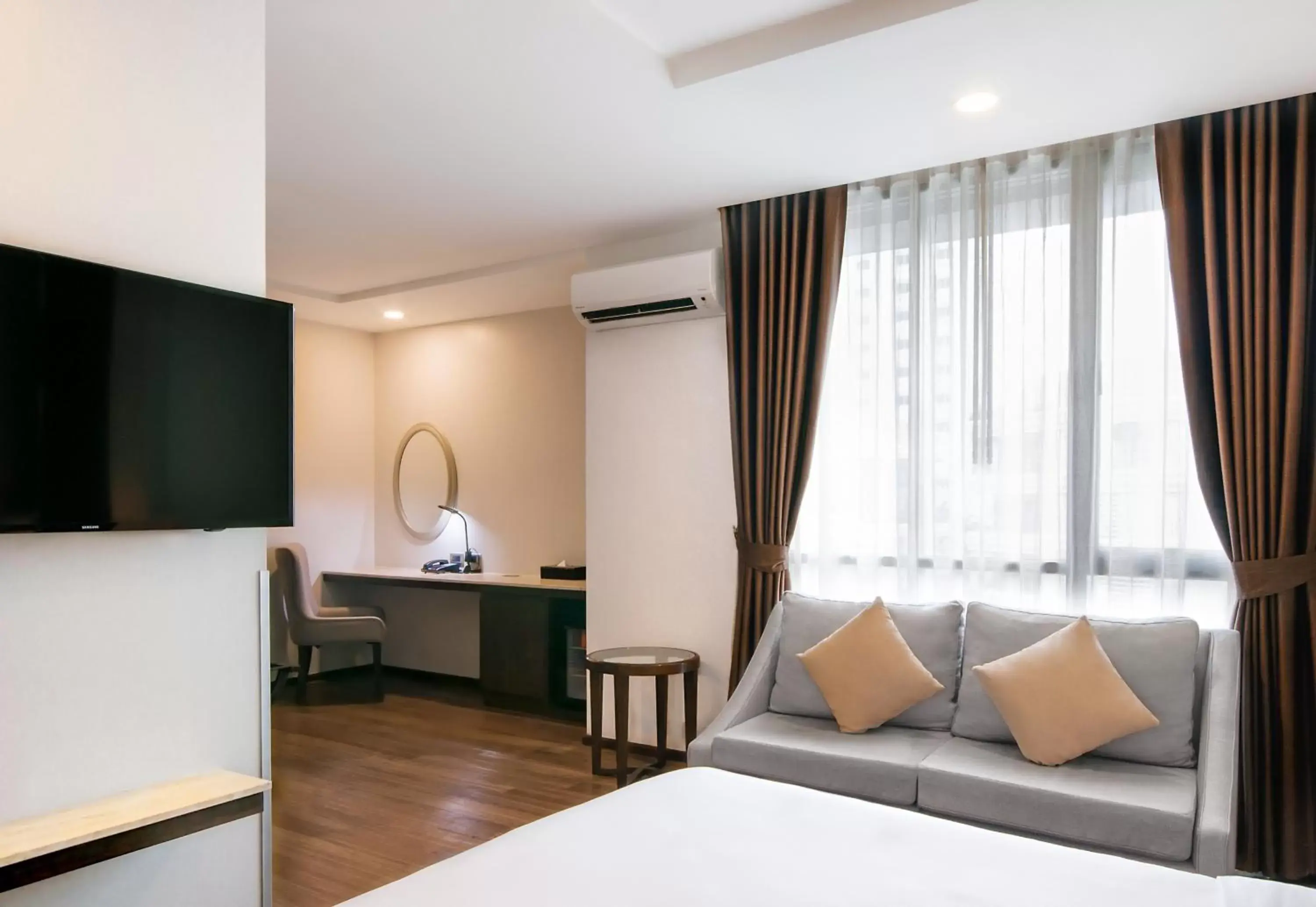 Bedroom, Seating Area in SureStay Plus Hotel by Best Western Sukhumvit 2