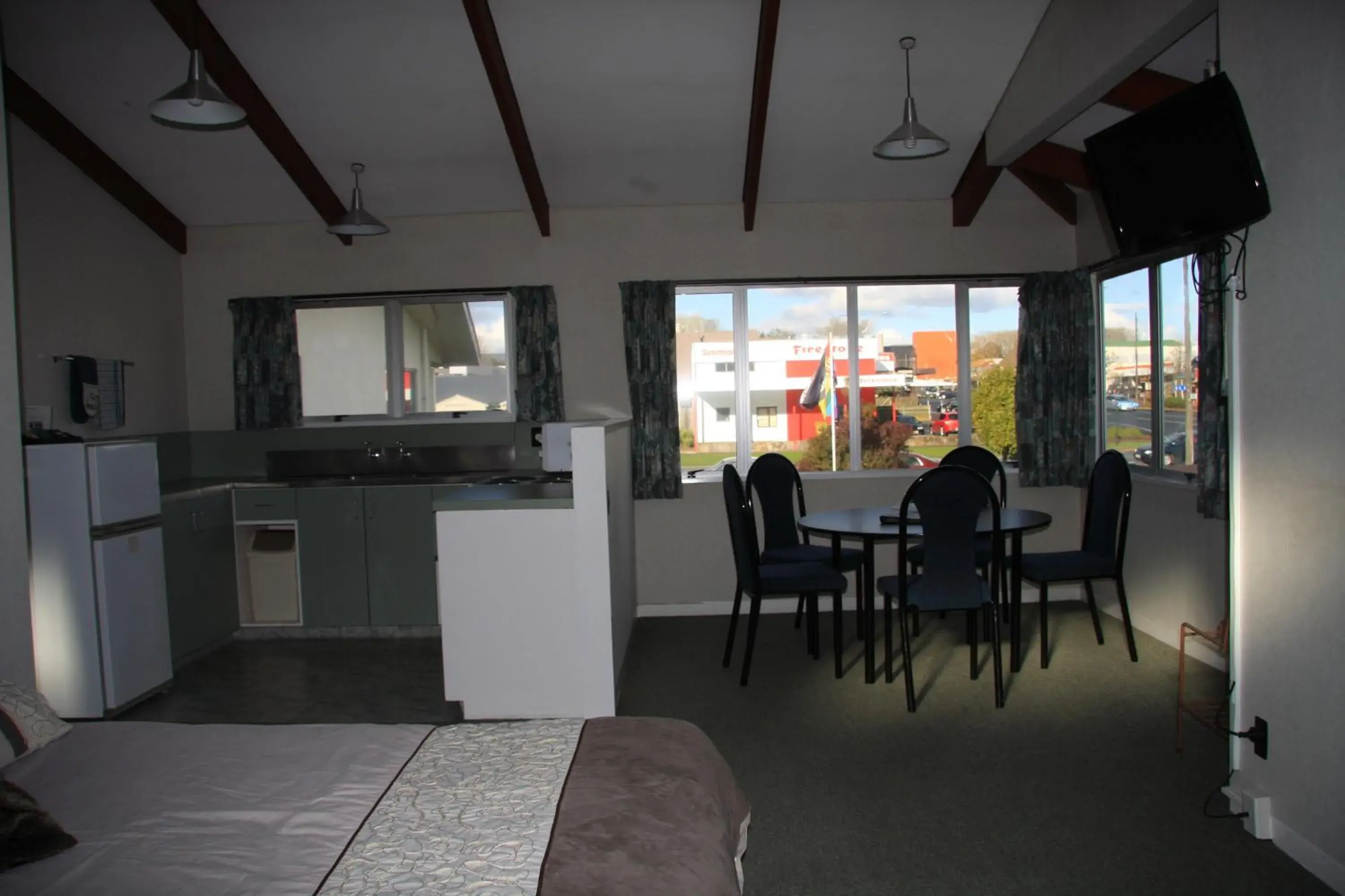 Kitchen or kitchenette, Dining Area in Kuirau Park Motor Lodge