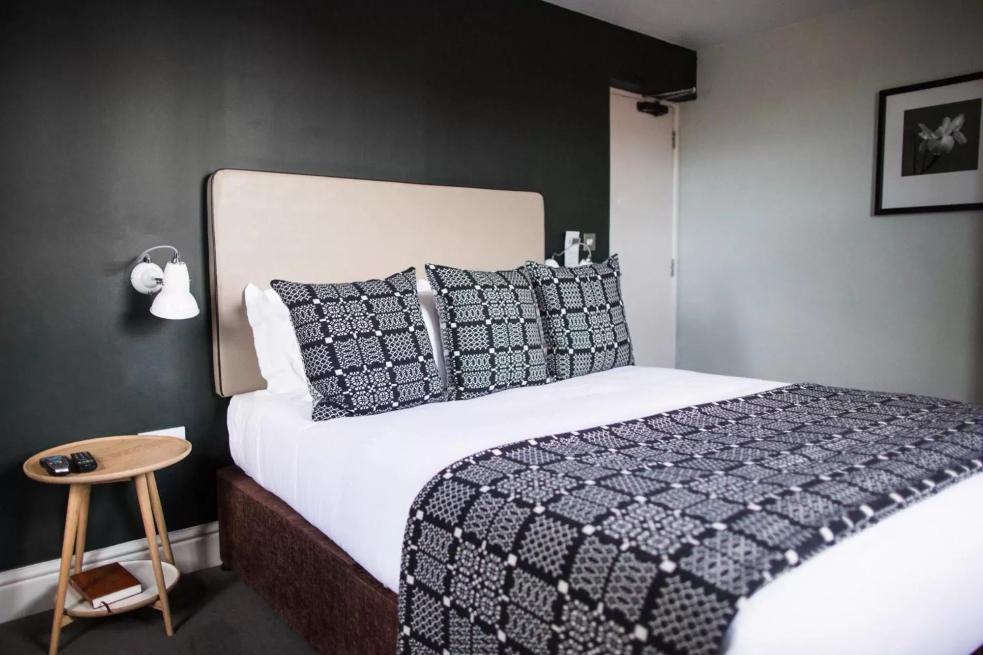 Bedroom, Bed in The Globe