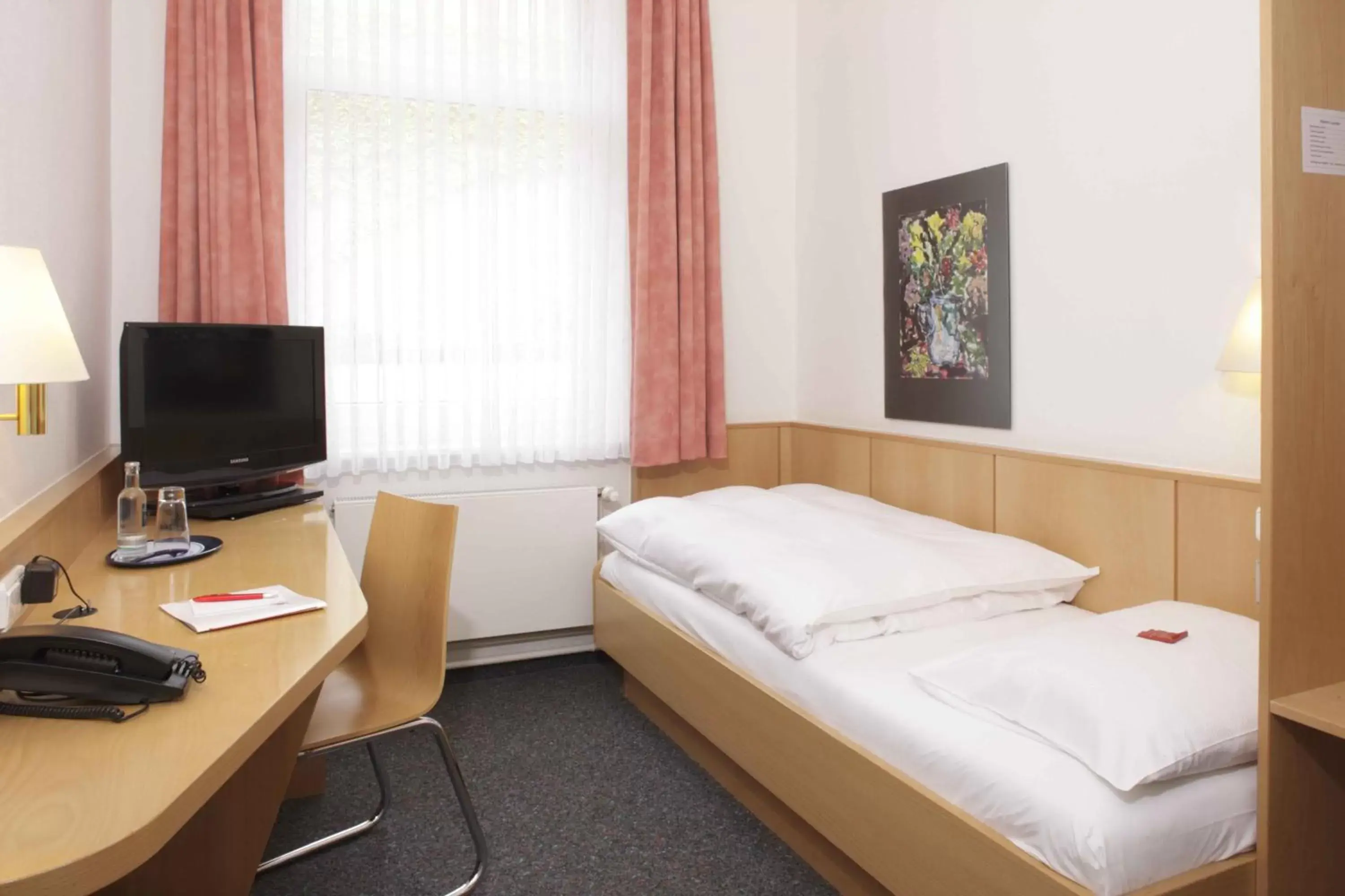 Photo of the whole room, Bed in Hotel Berliner Hof