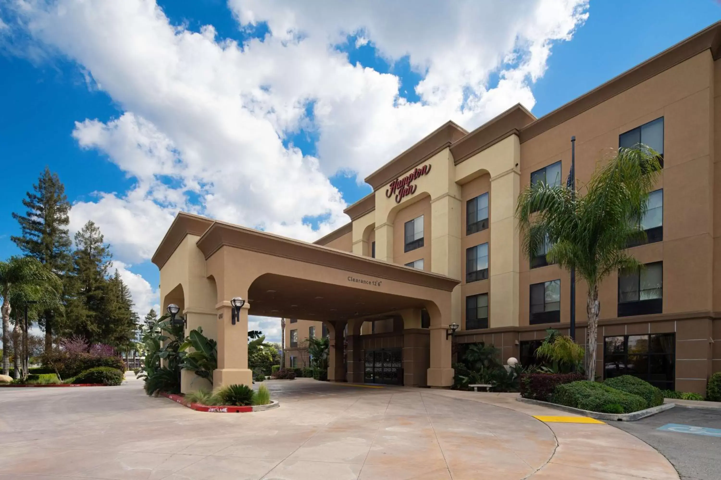 Property building in Hampton Inn Visalia Property building in Hampton Inn Visalia