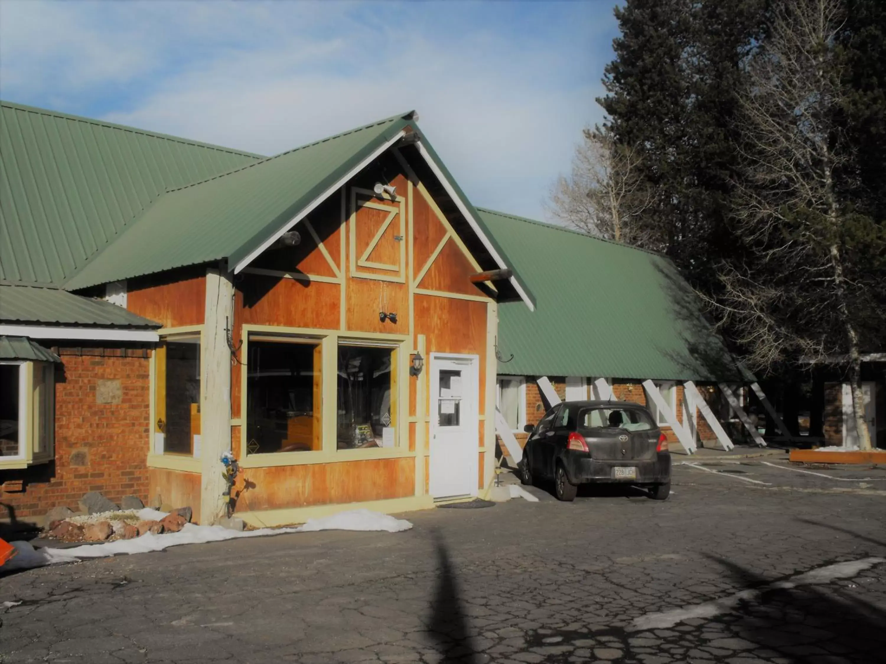 Property Building in Eagle Crater Lake Inn