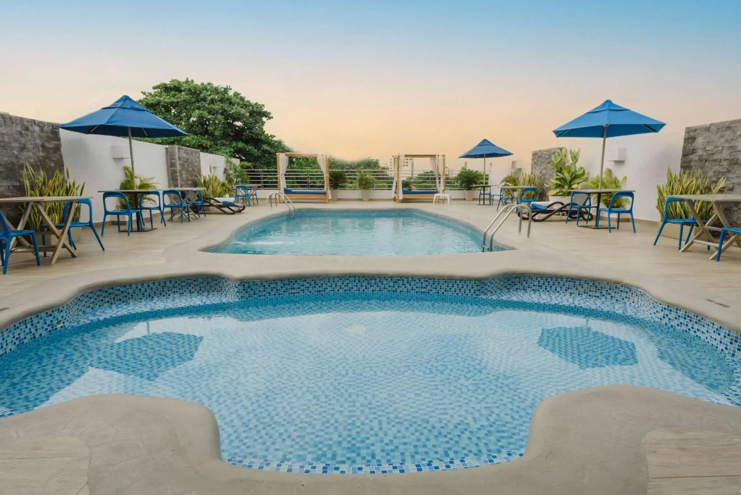 Pool view, Swimming Pool in Howard Johnson Hotel Versalles Barranquilla