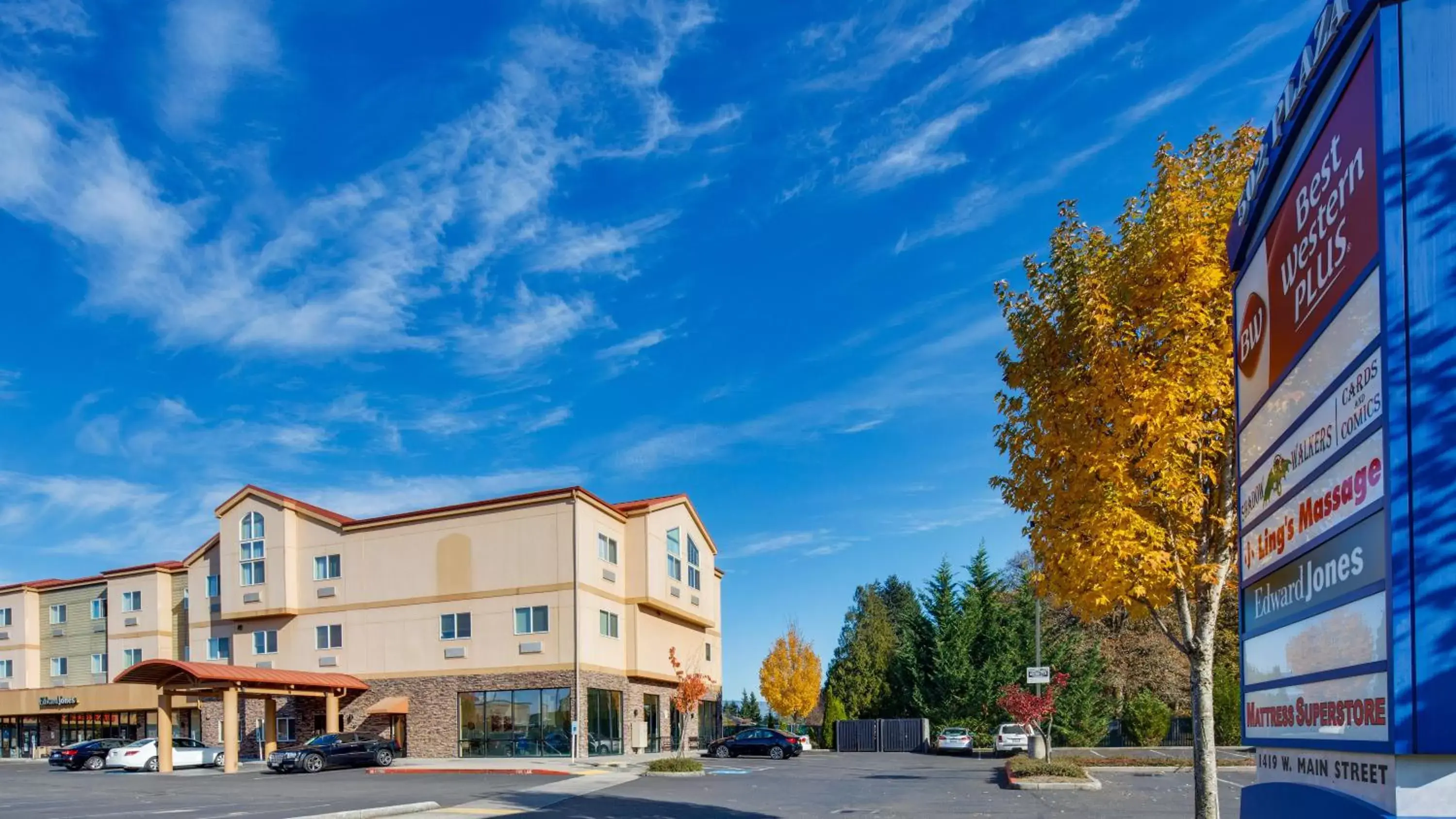 Property building in Best Western Plus Battleground Inn & Suites