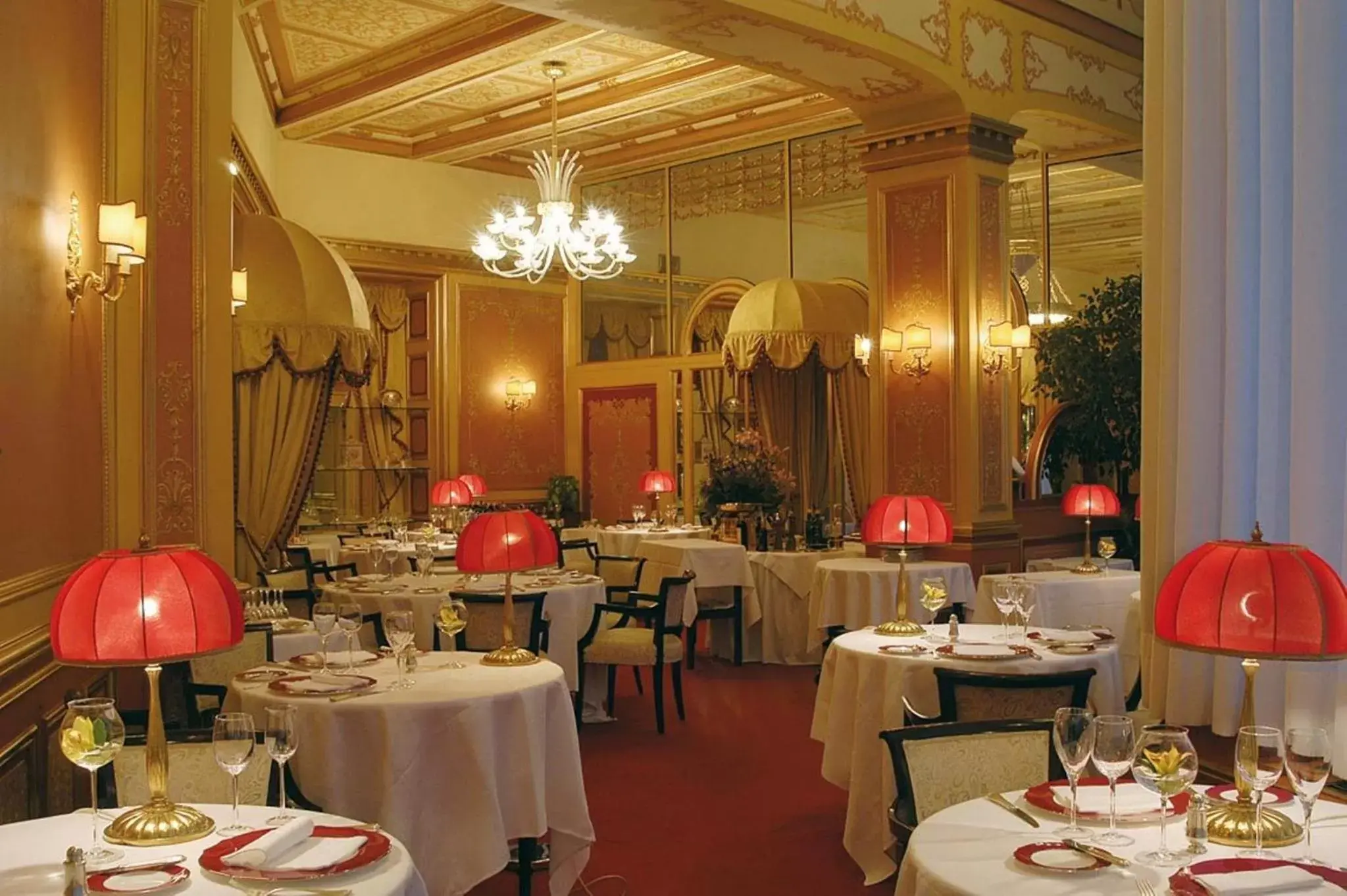 Restaurant/Places to Eat in Hotel Regina Palace