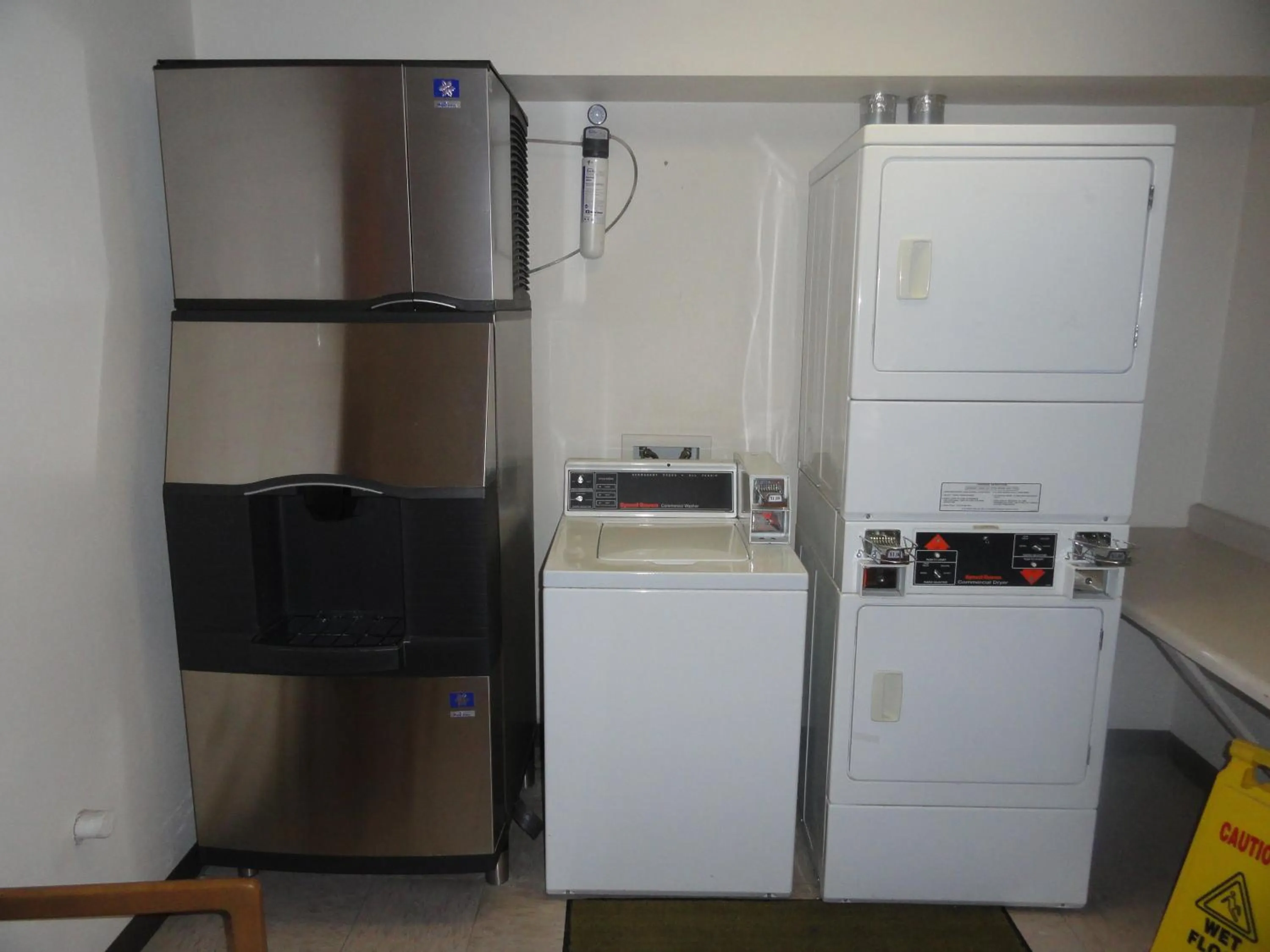 Kitchen/Kitchenette in Super 8 by Wyndham Wayne