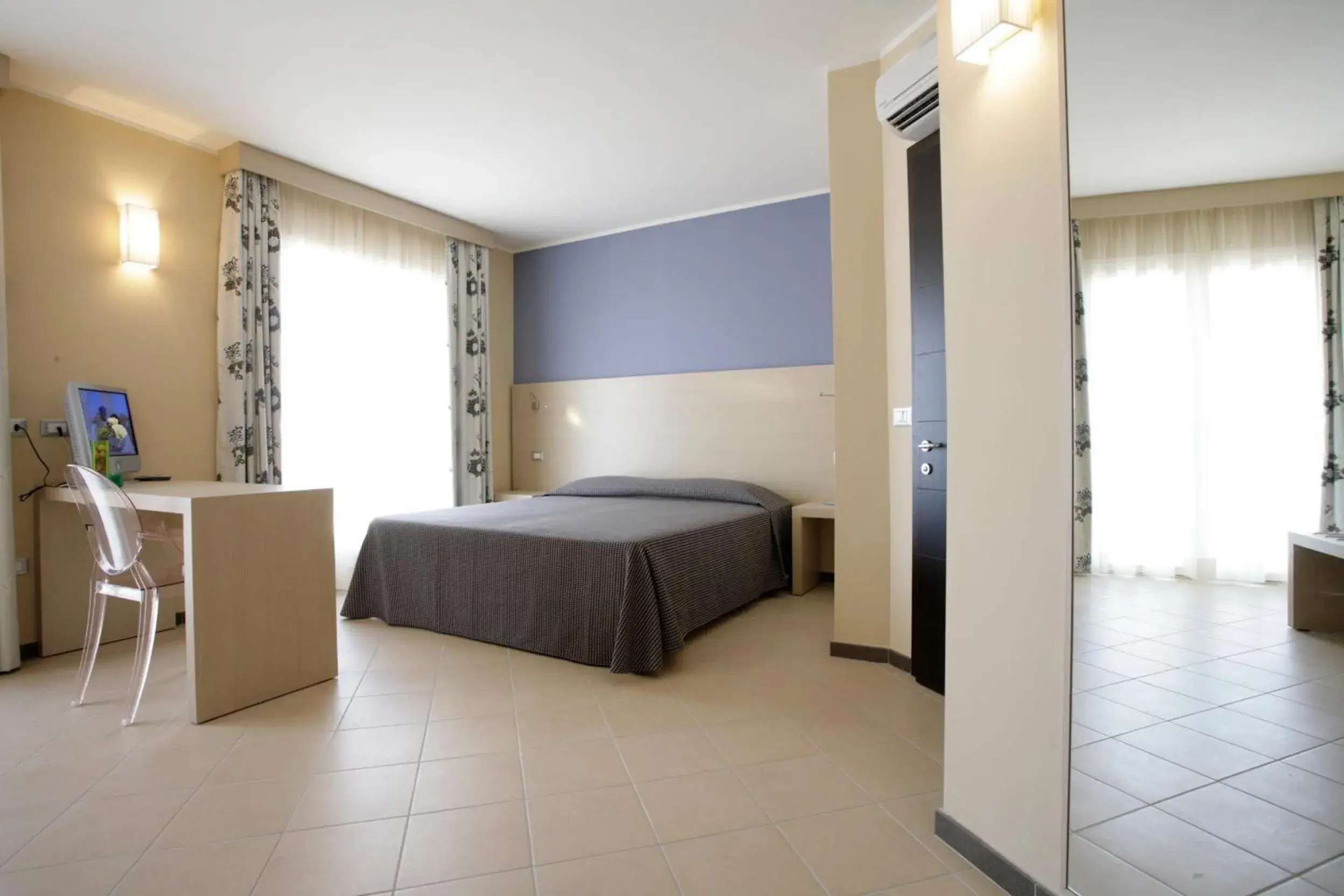 Shower, Bed in Janus Hotel