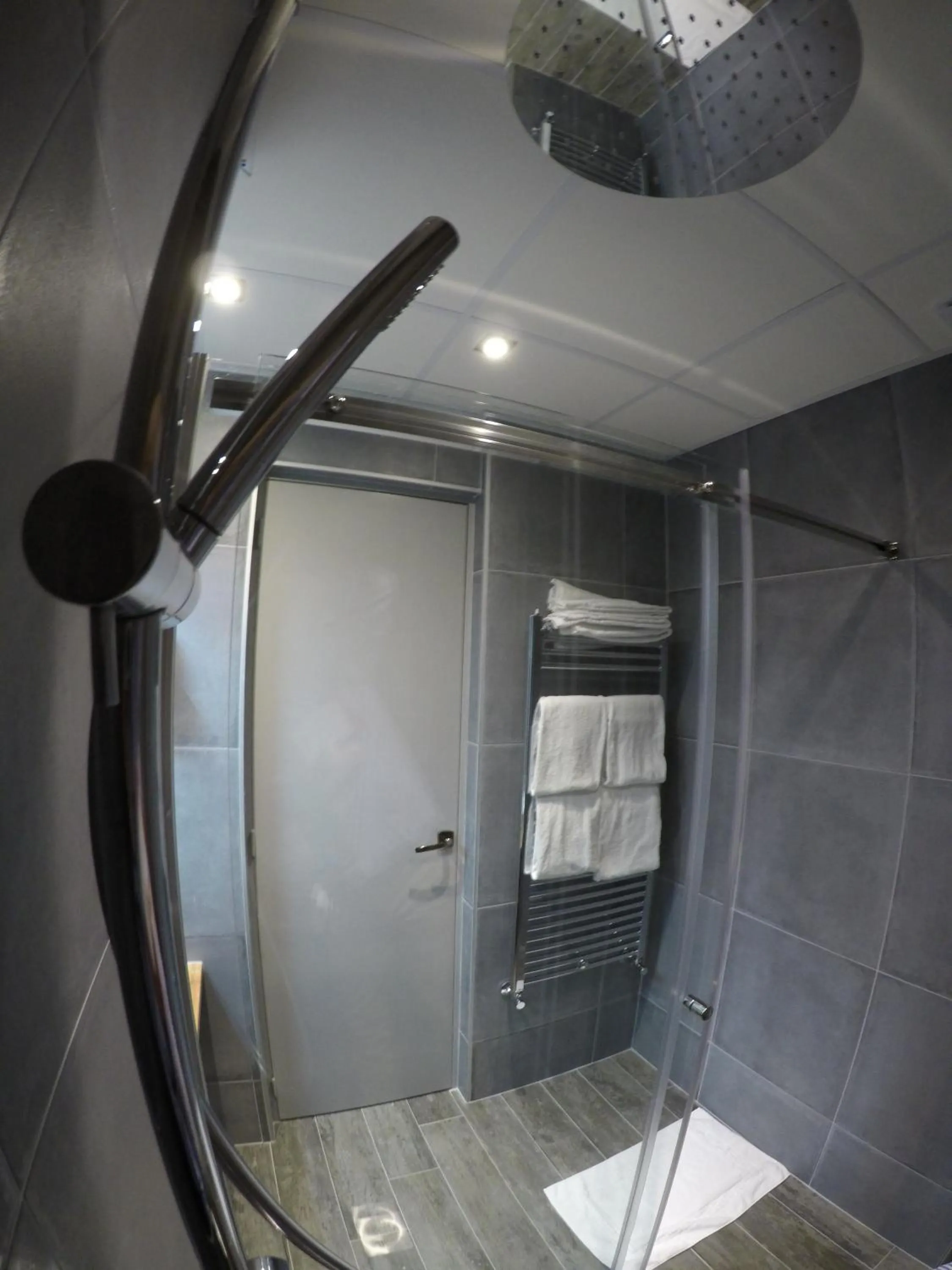 Bathroom in Hôtel Les Brises