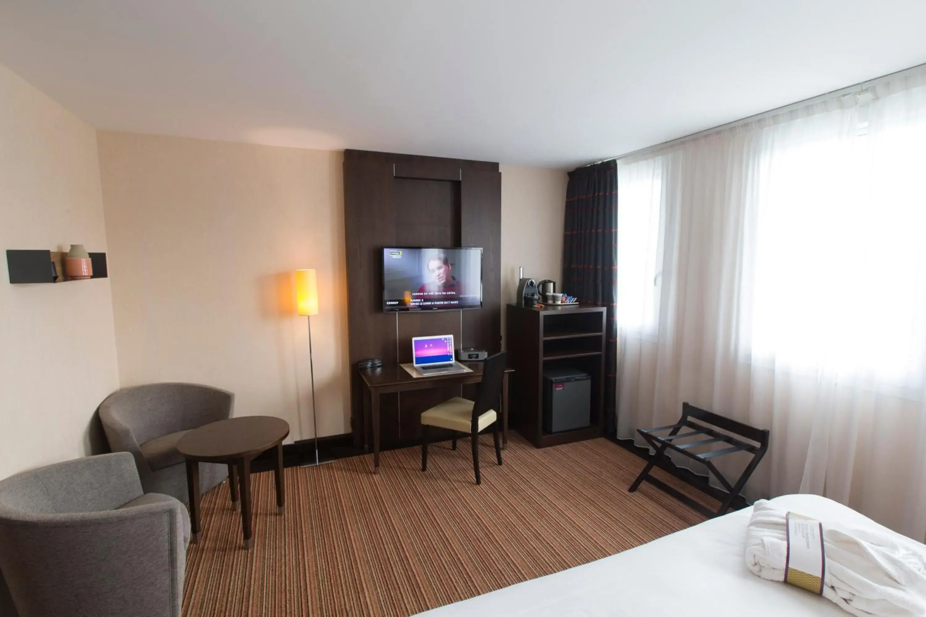 Bed, TV/Entertainment Center in Hotel Mercure Rennes Cesson