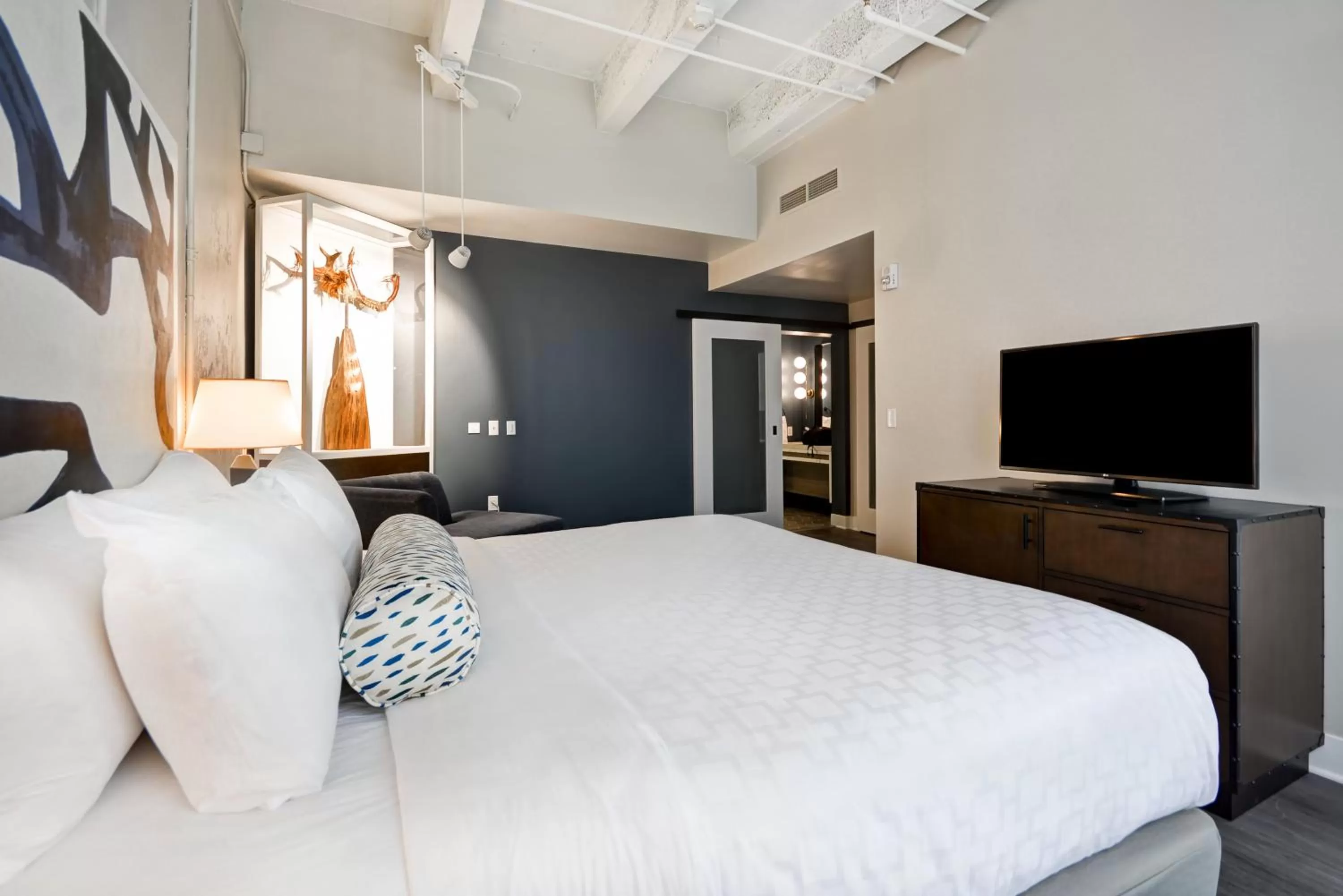 Photo of the whole room, Bed in Hotel Indigo Kansas City - The Crossroads by IHG