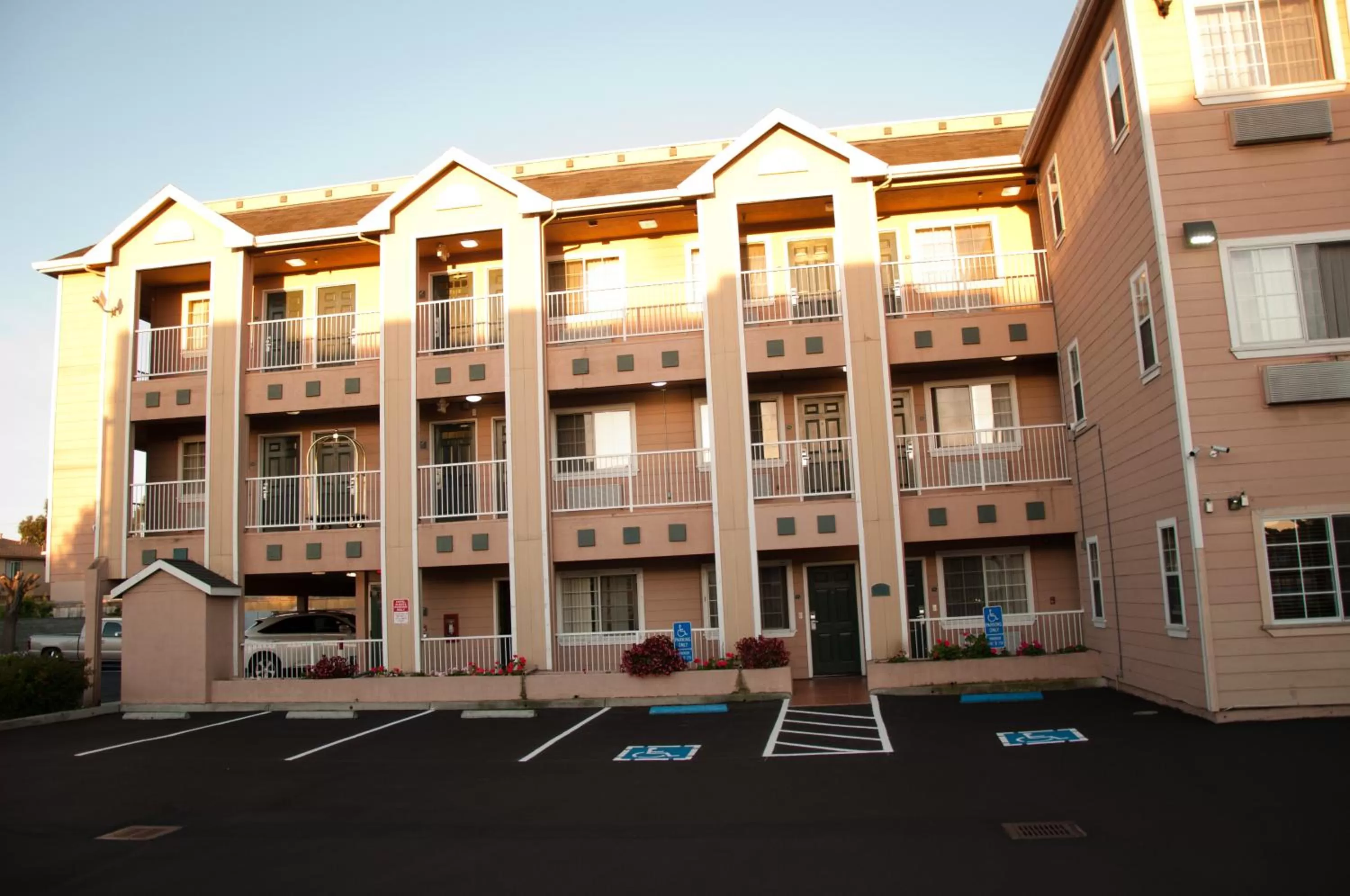 Property building in Howard Johnson by Wyndham Salinas