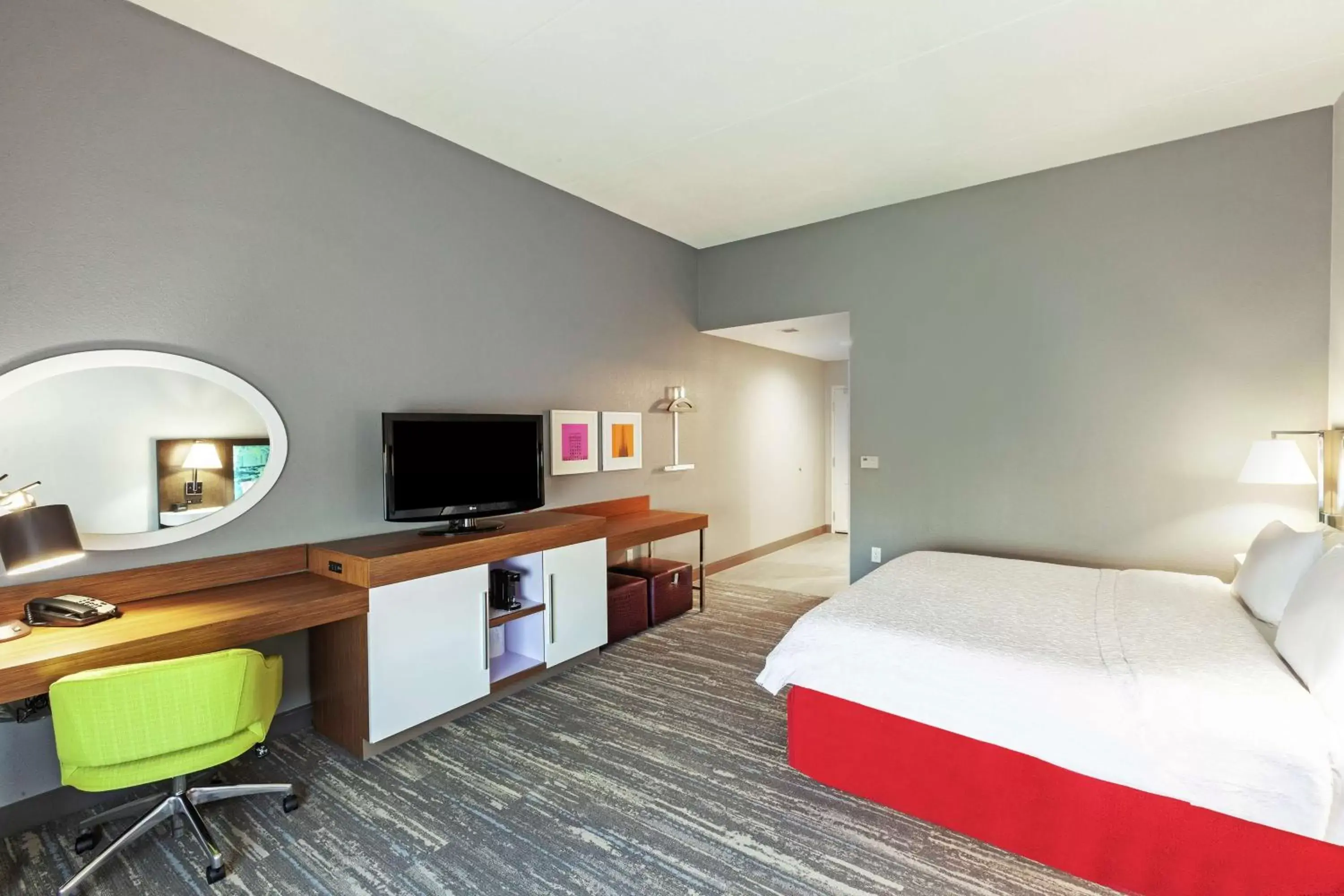 Bedroom, TV/Entertainment Center in Hampton Inn & Suites Houston-Bush Intercontinental Airport