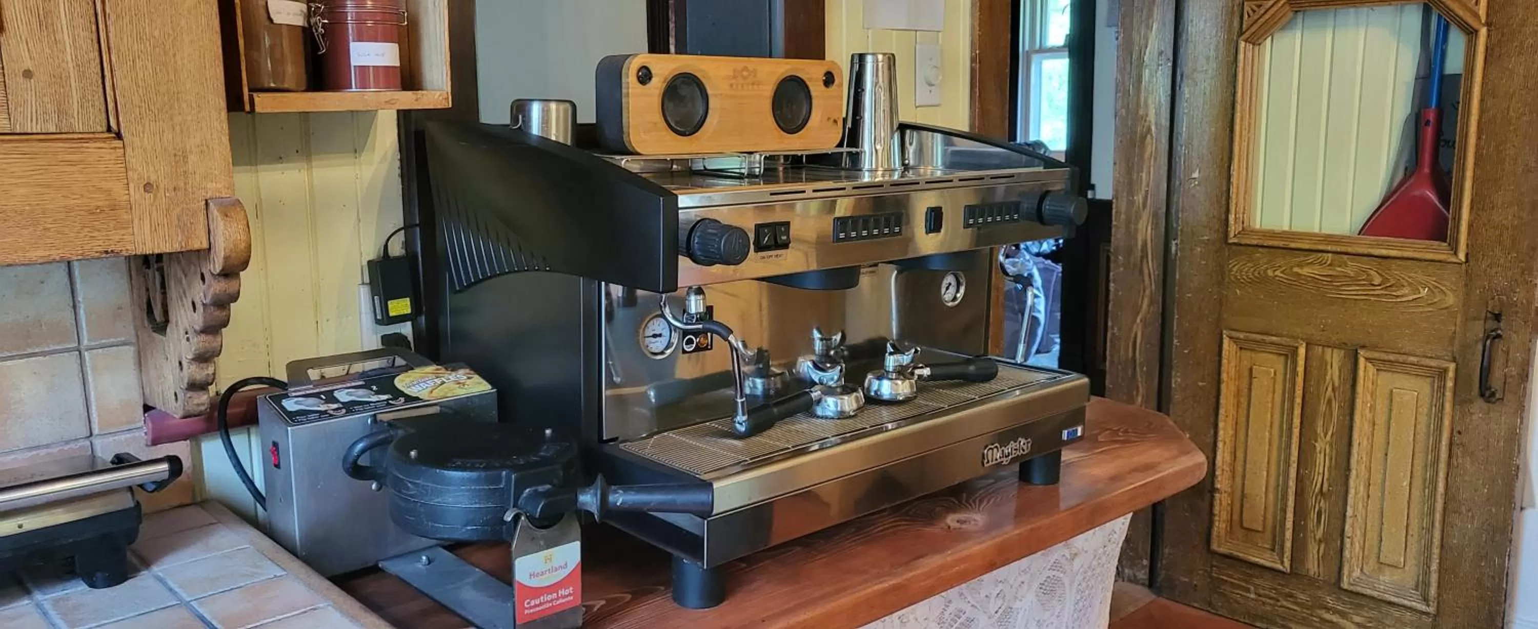 Coffee/tea facilities in Le Salon des Inconnus