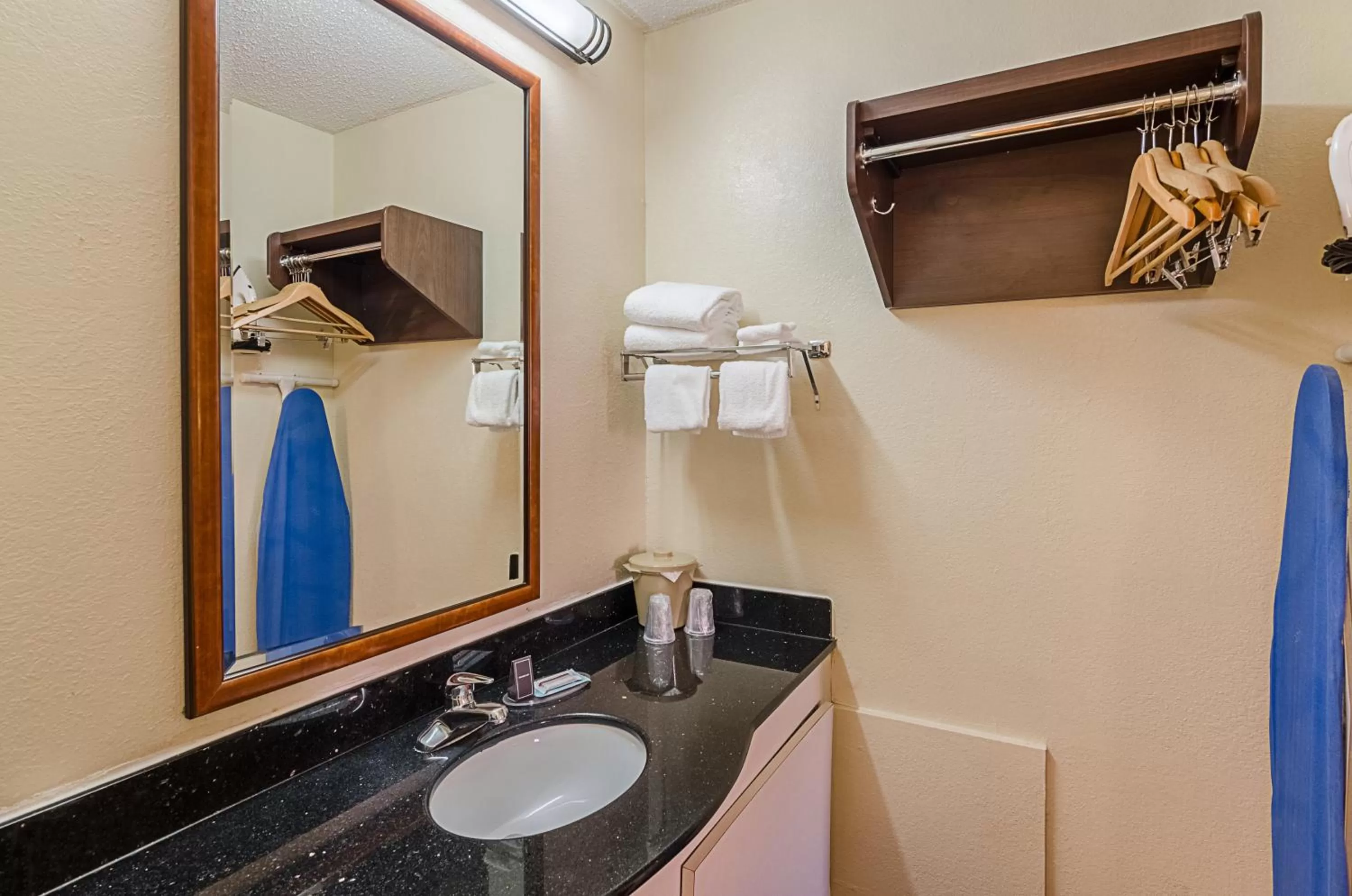 Superior King Room - First Floor - Smoking in Red Roof Inn Kingsport