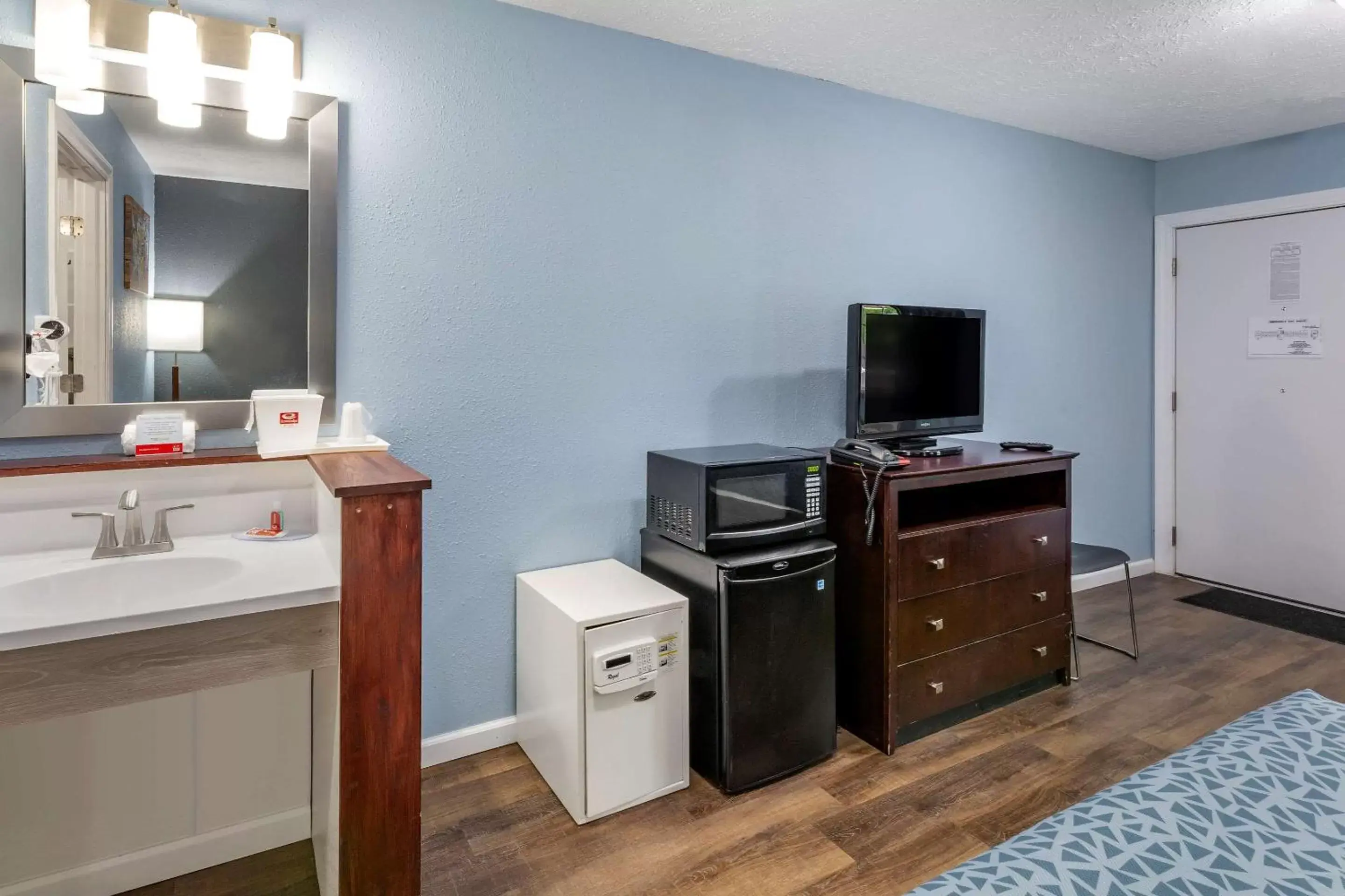 Photo of the whole room, TV/Entertainment Center in Econo Lodge Inn & Suites South Sandusky