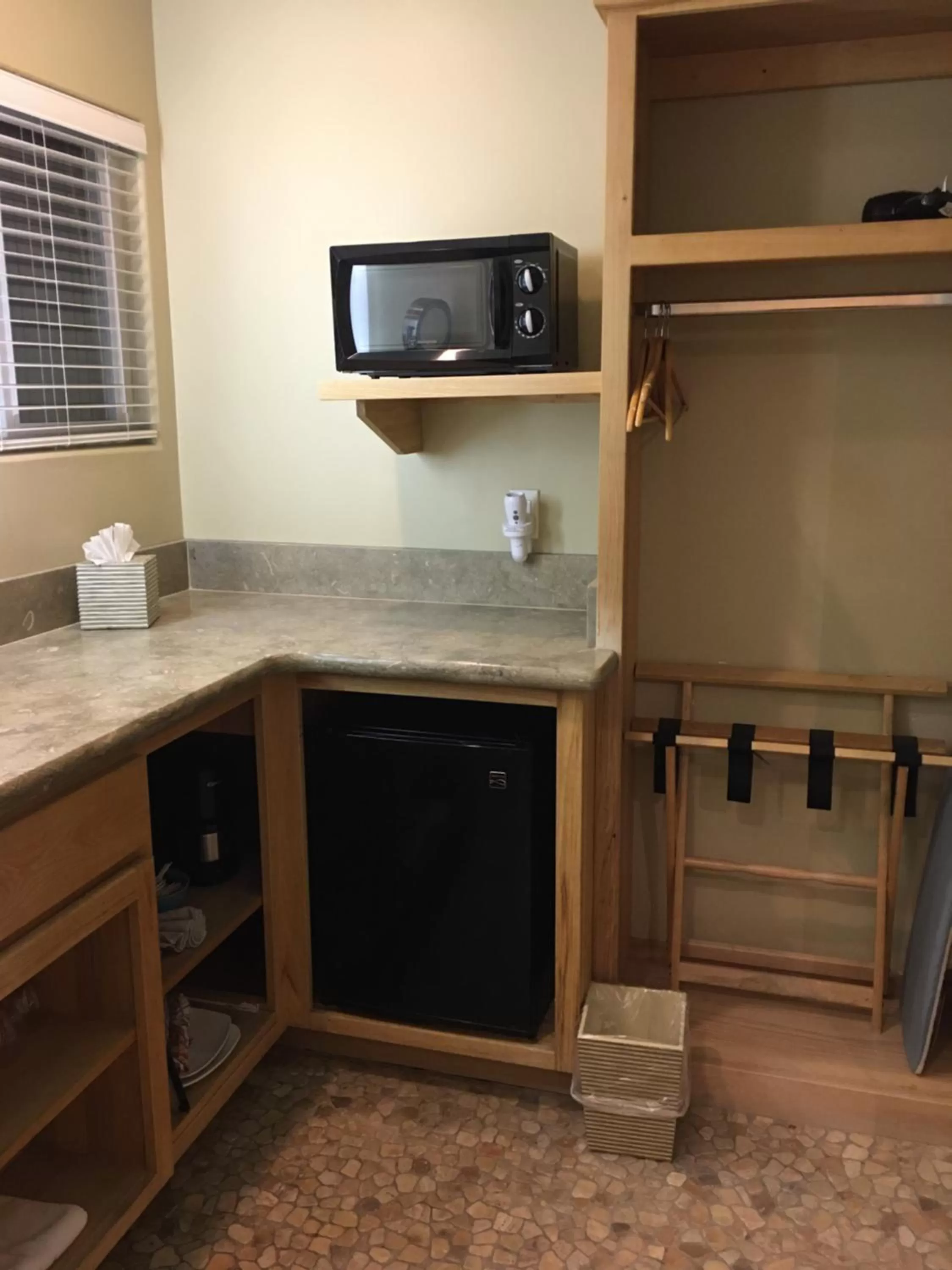 Kitchen or kitchenette in Cambria Shores Inn