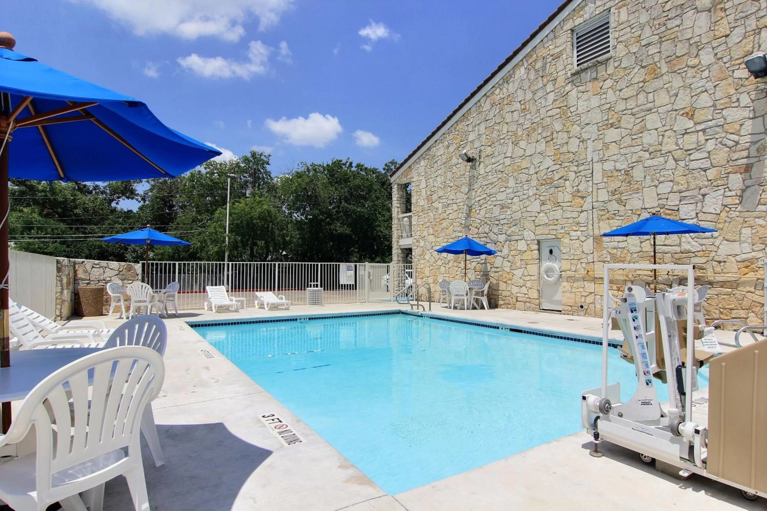 Swimming pool in Motel 6 Austin, TX - Central Downtown UT