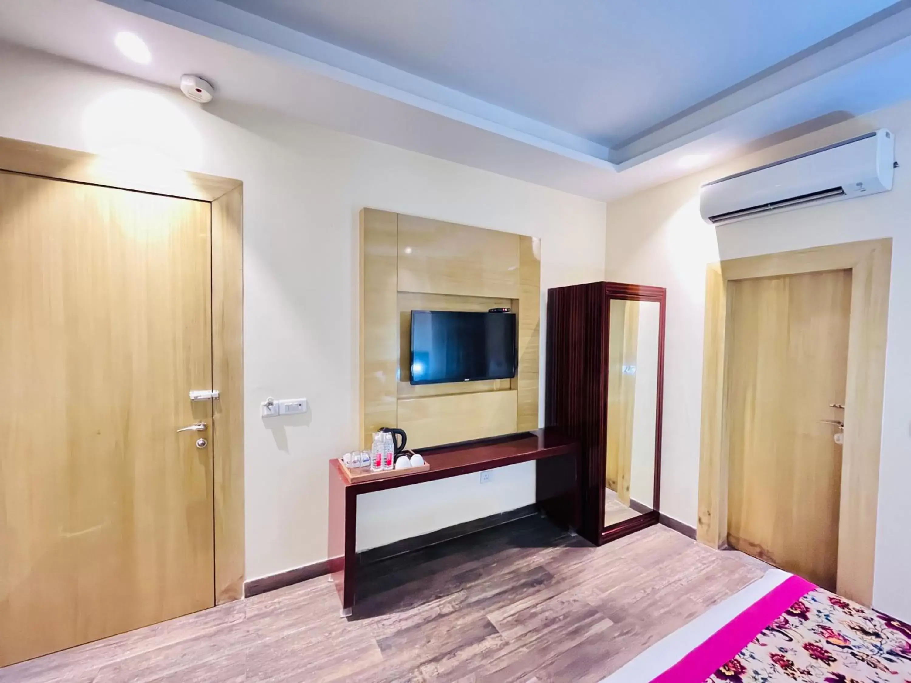 Bed, TV/Entertainment Center in Hotel Banz - Near Delhi International Airport