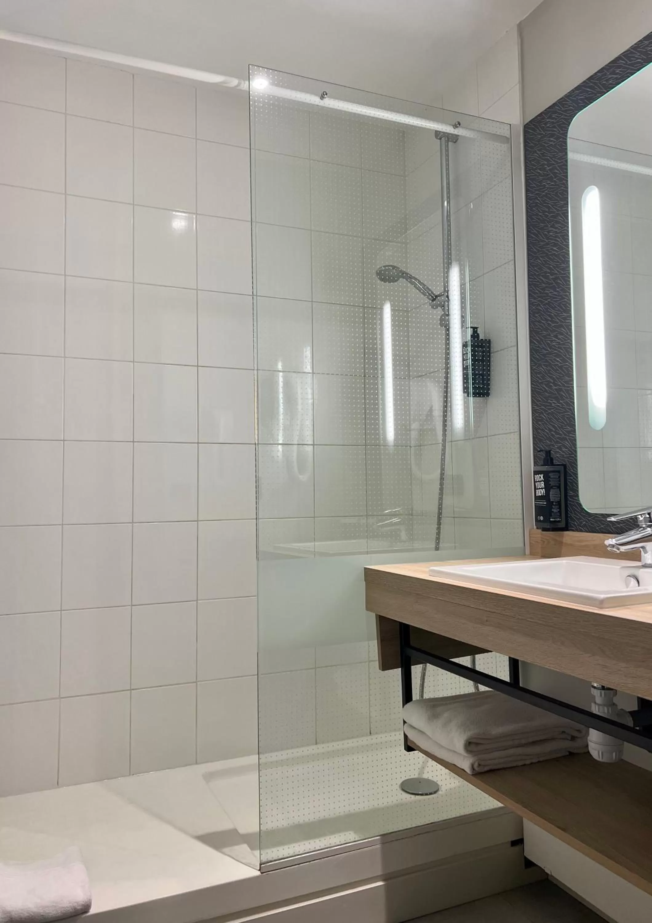 Bathroom in Ibis Angoulême Nord