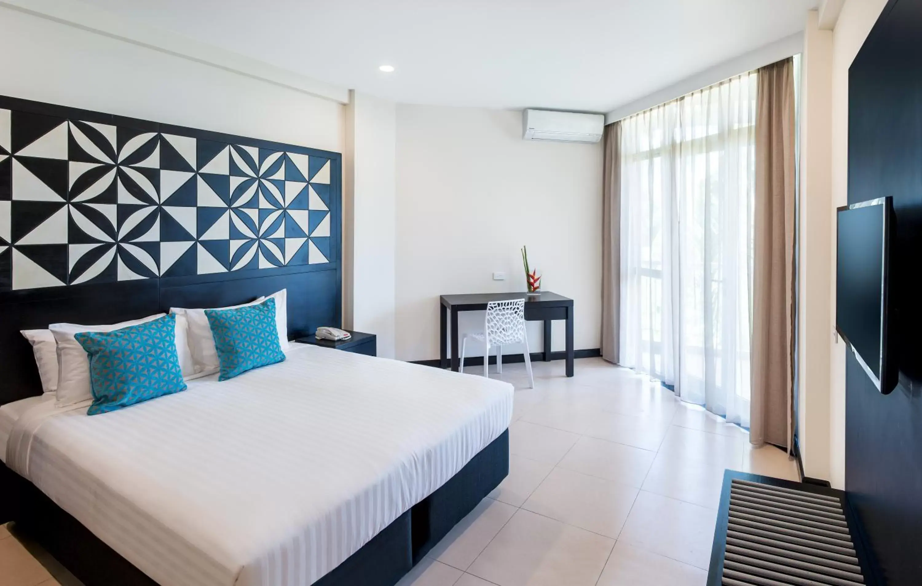 Bed in Tanoa International Dateline Hotel