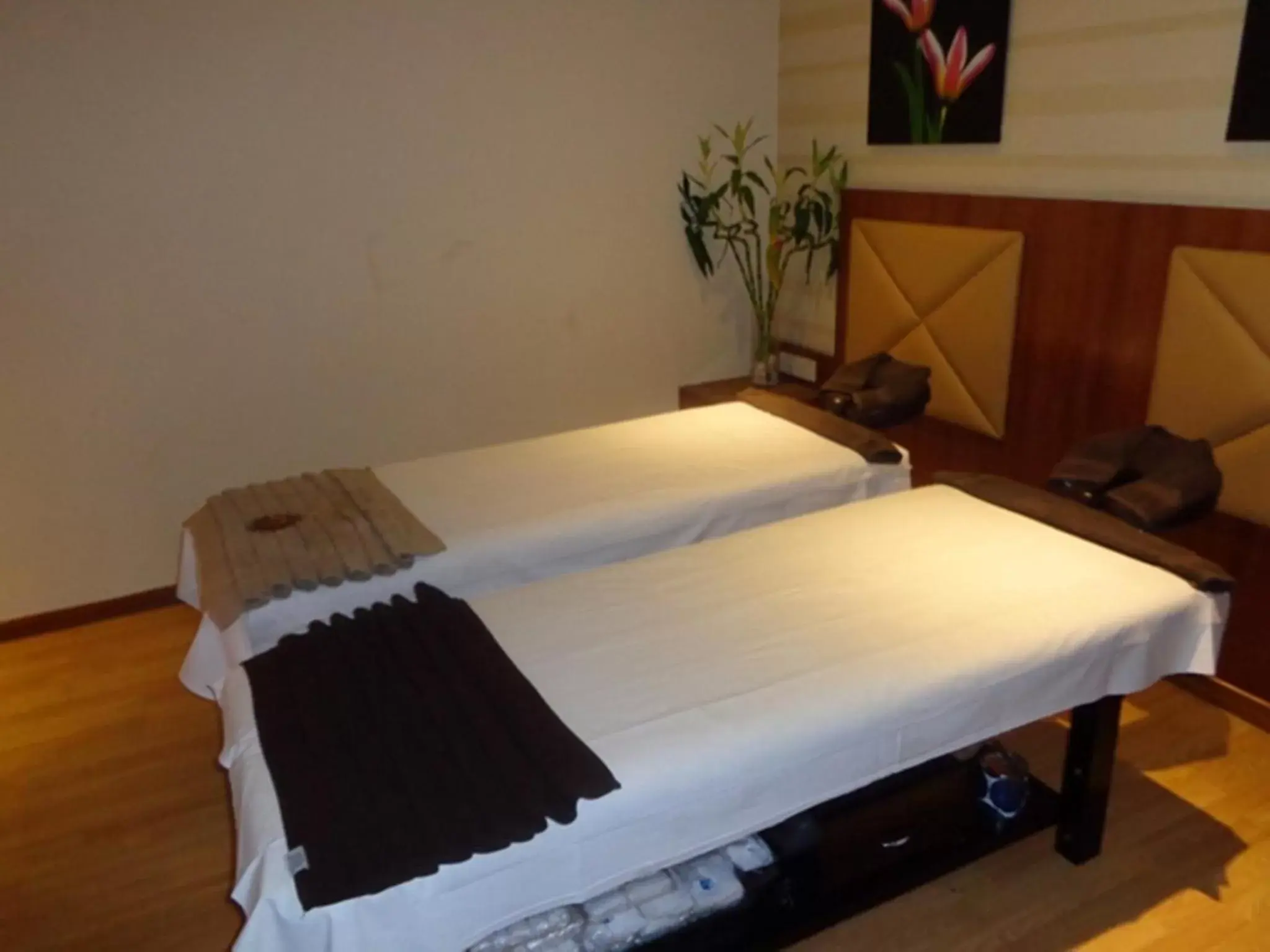 Spa and wellness centre/facilities, Bed in Ramada Ahmedabad