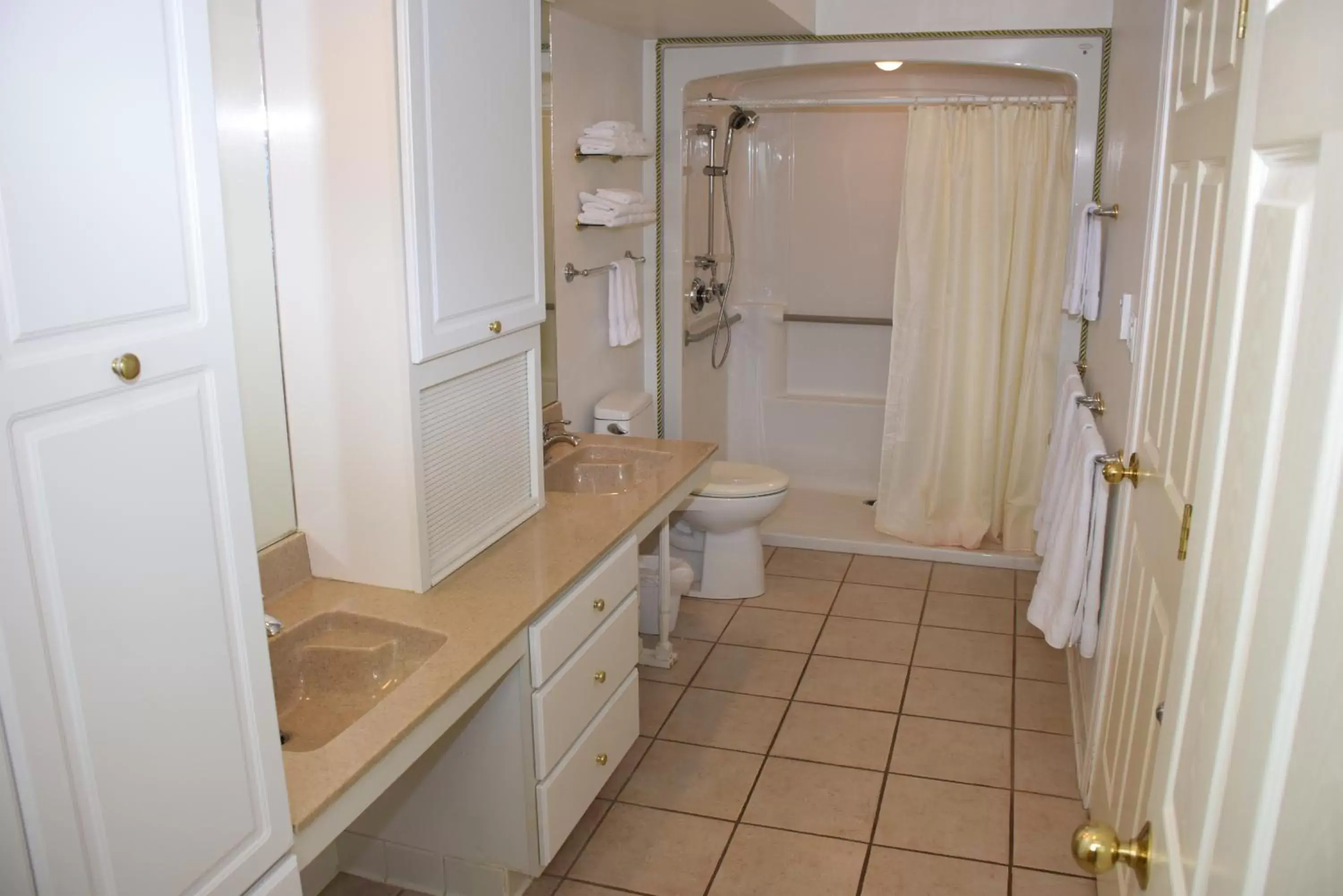 Bathroom in Longliner Lodge and Suites