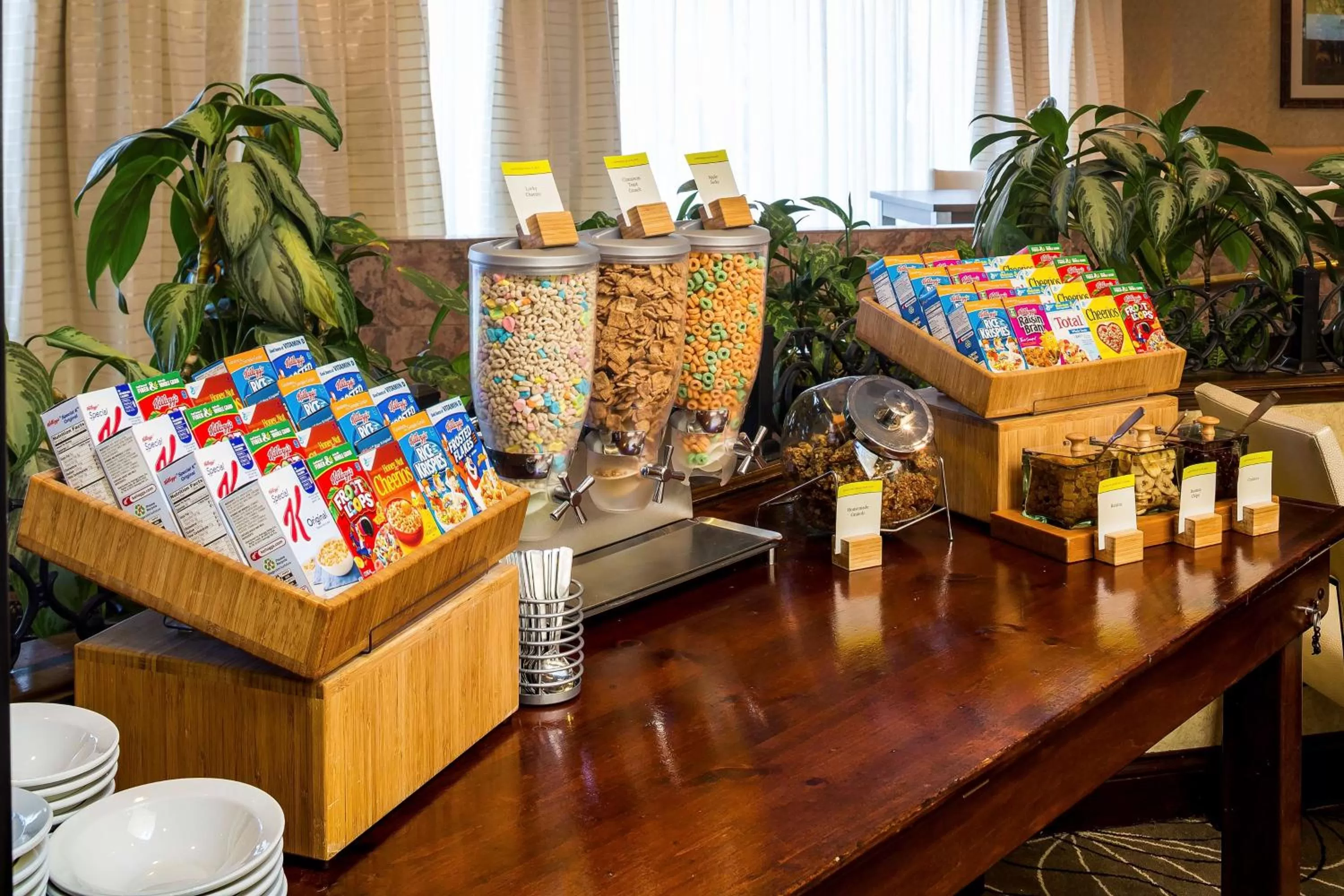 Dining area in DoubleTree by Hilton Boston-Milford