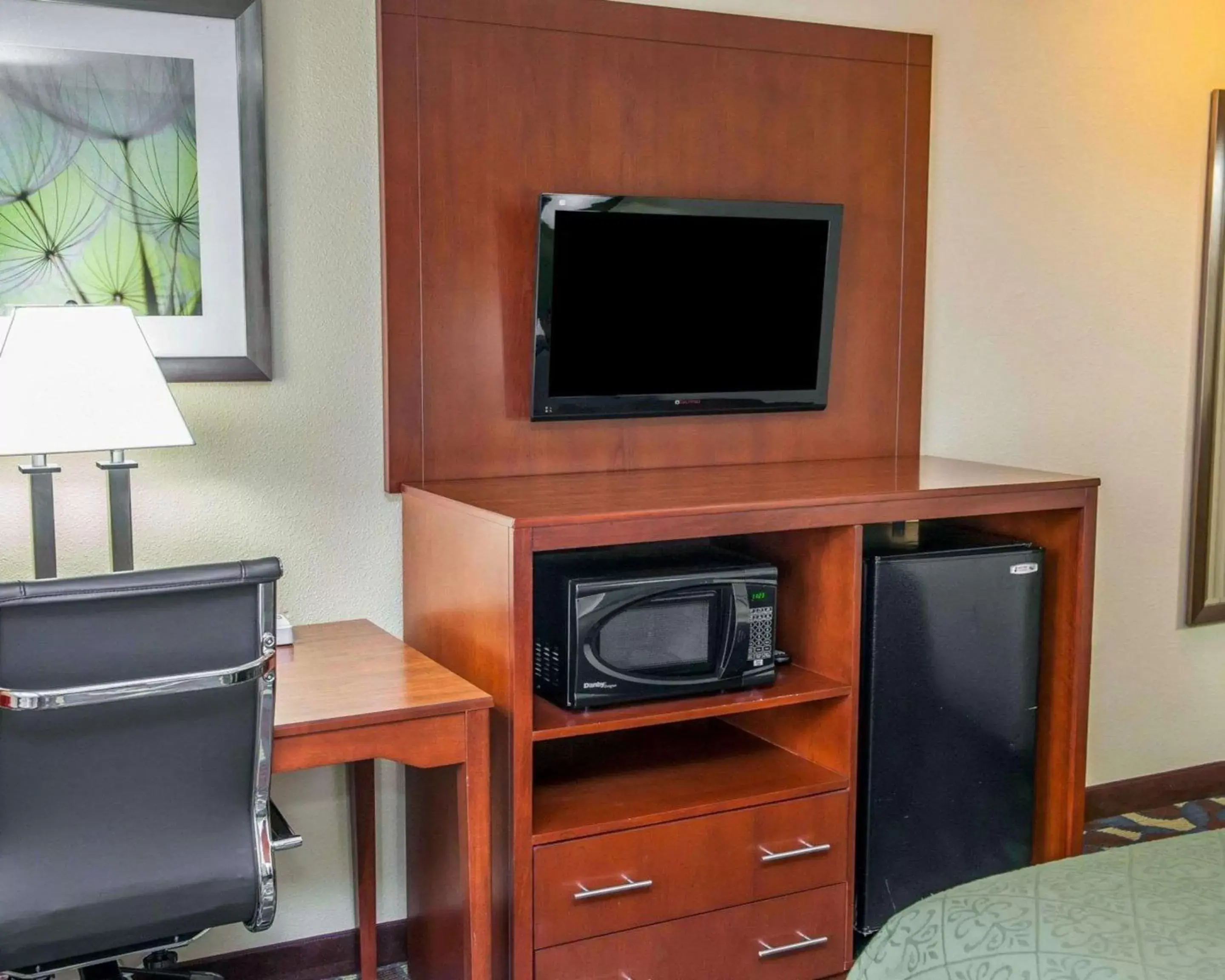 Photo of the whole room, TV/Entertainment Center in Quality Inn & Suites South Bend Airport