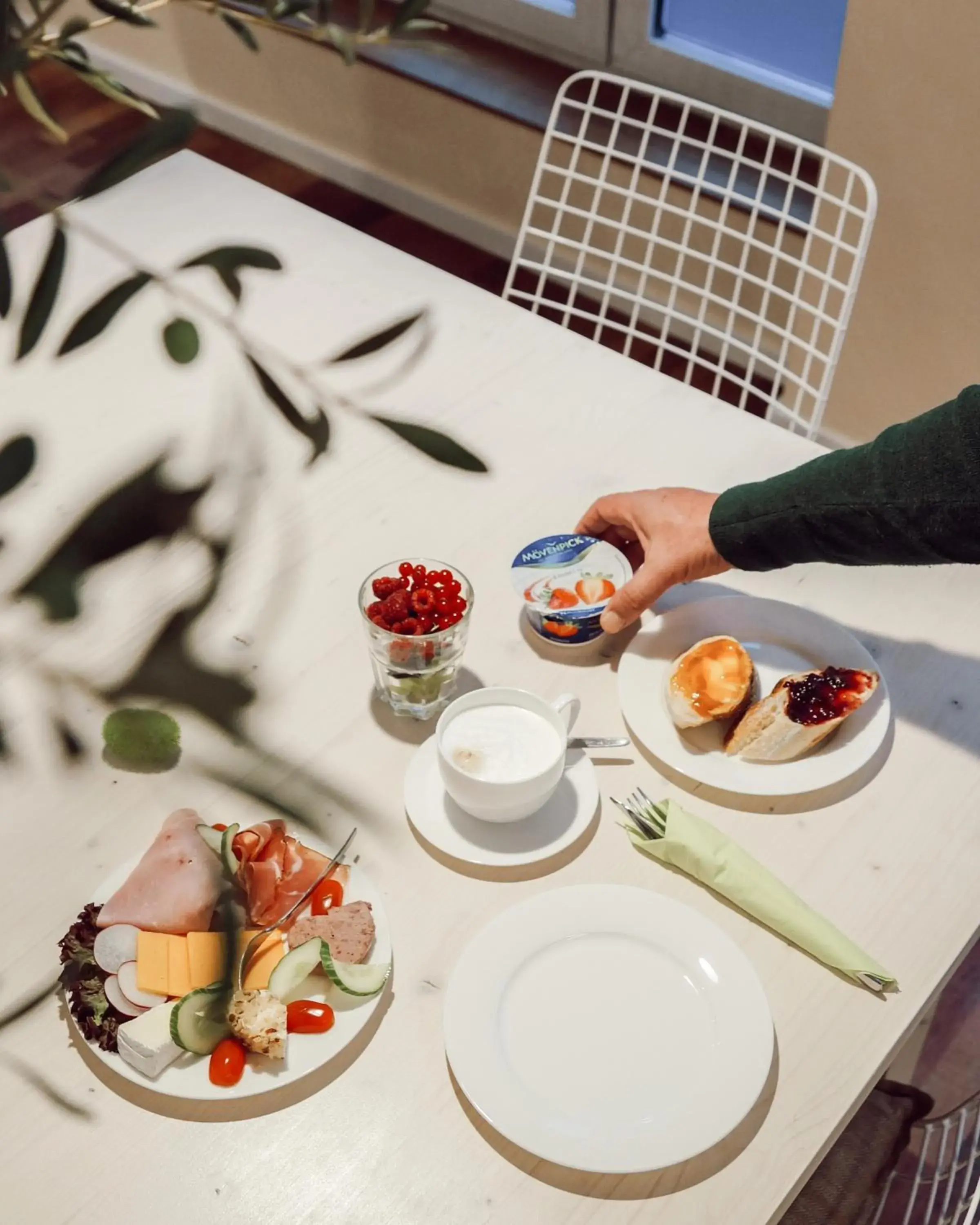 Breakfast in Town Hotel Wiesbaden - kleines Privathotel mit Self-Check-In in Bestlage