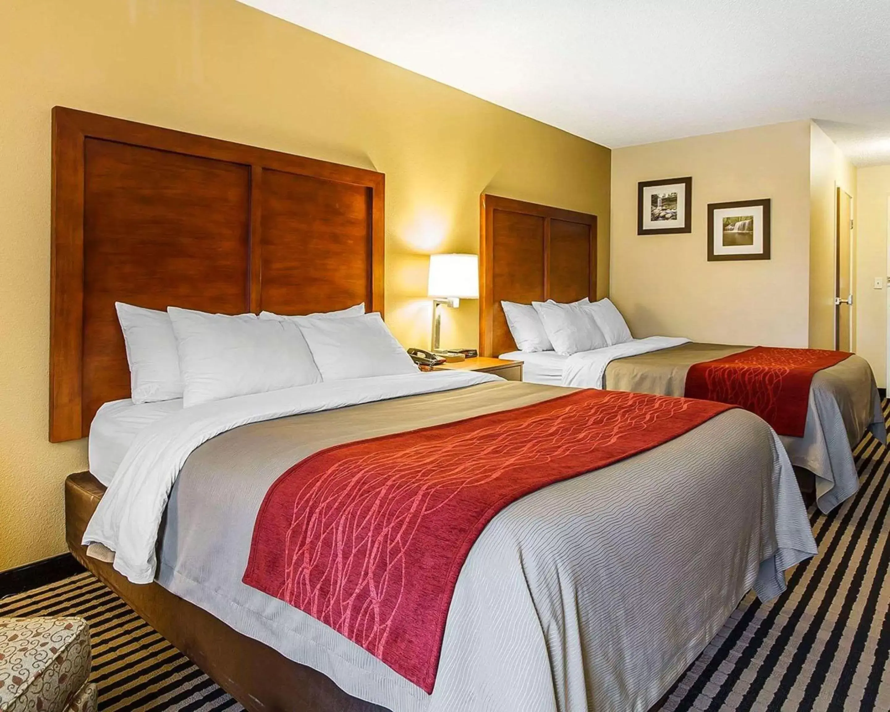 Photo of the whole room, Bed in Comfort Inn Owatonna near Medical Center