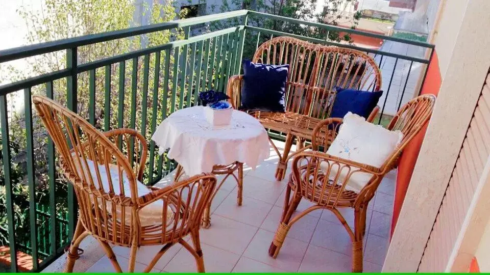 Garden view, Balcony/Terrace in B&B Lo Smeraldo