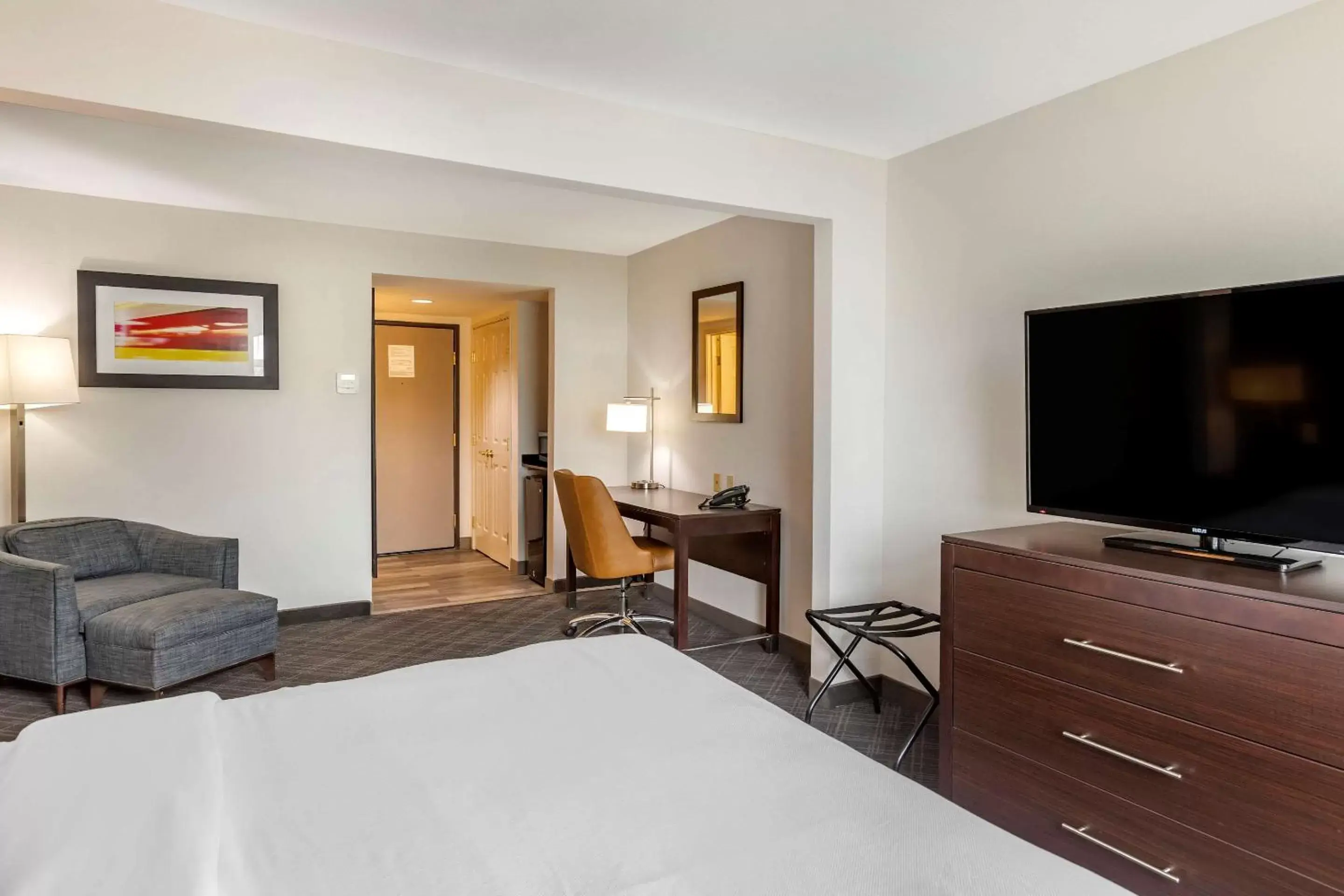 Photo of the whole room, TV/Entertainment Center in Comfort Inn & Suites Grand Blanc-Flint