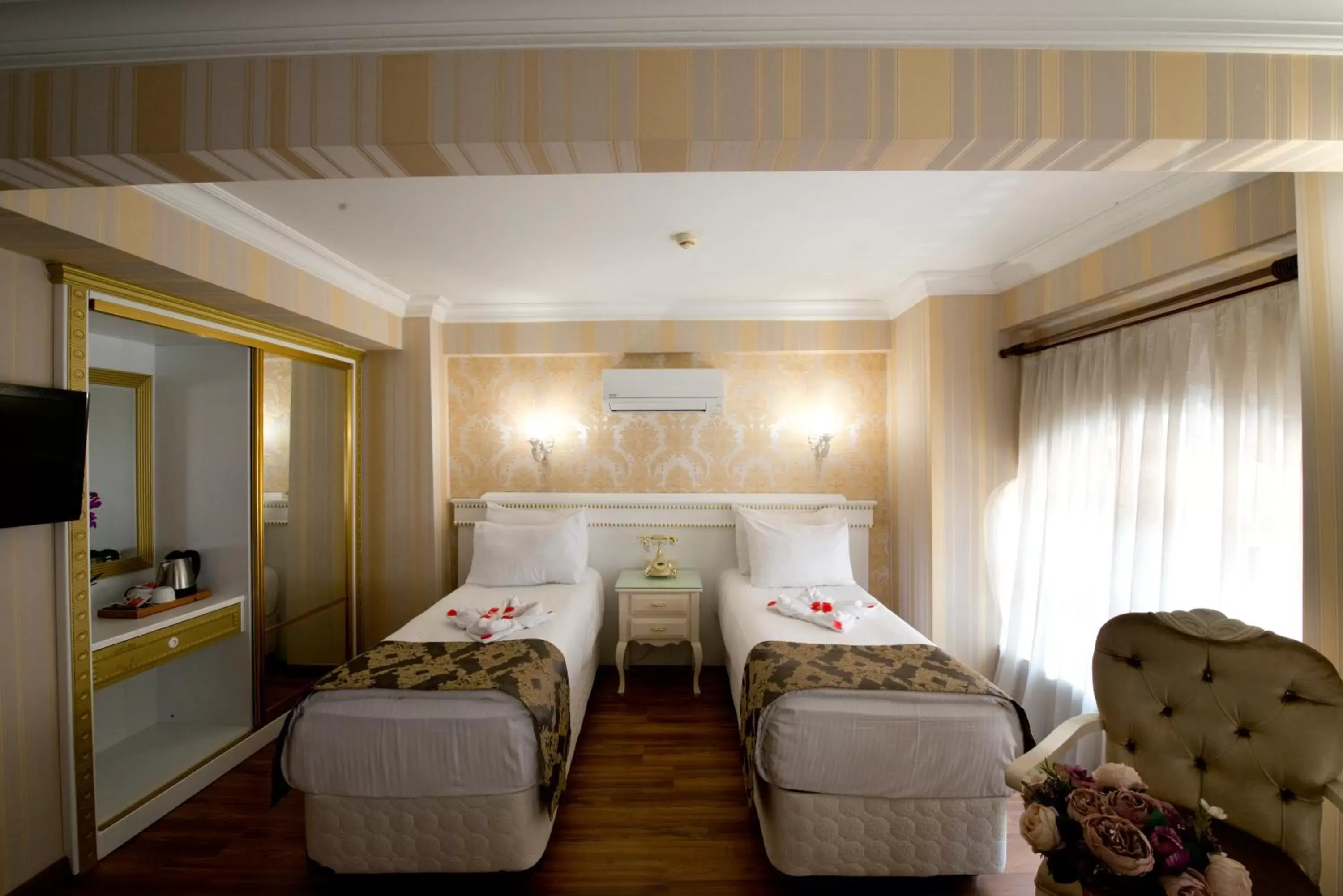Photo of the whole room, Bed in Golden Horn Hotel