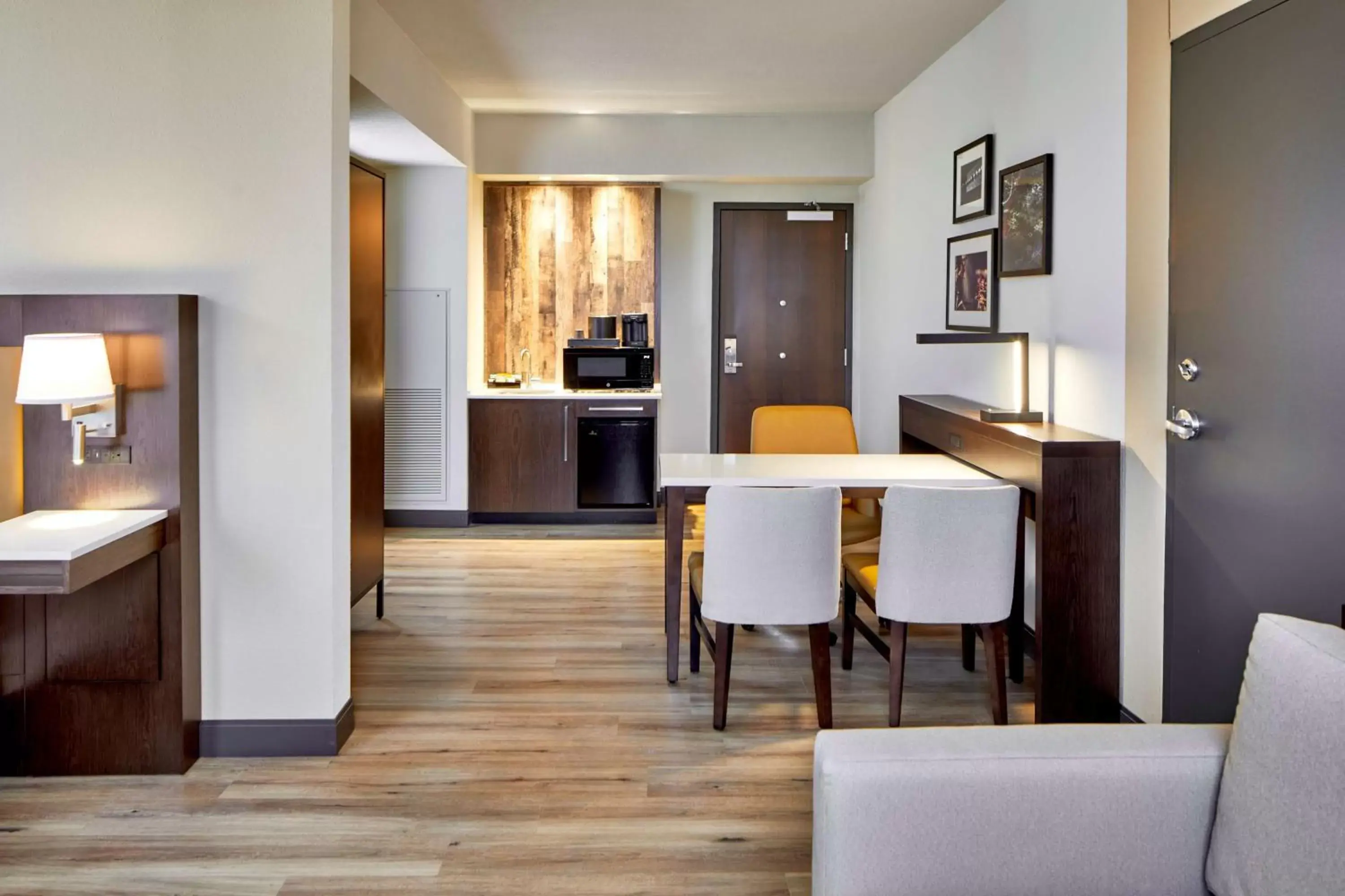 Bedroom, Dining Area in Embassy Suites by Hilton Nashville Downtown