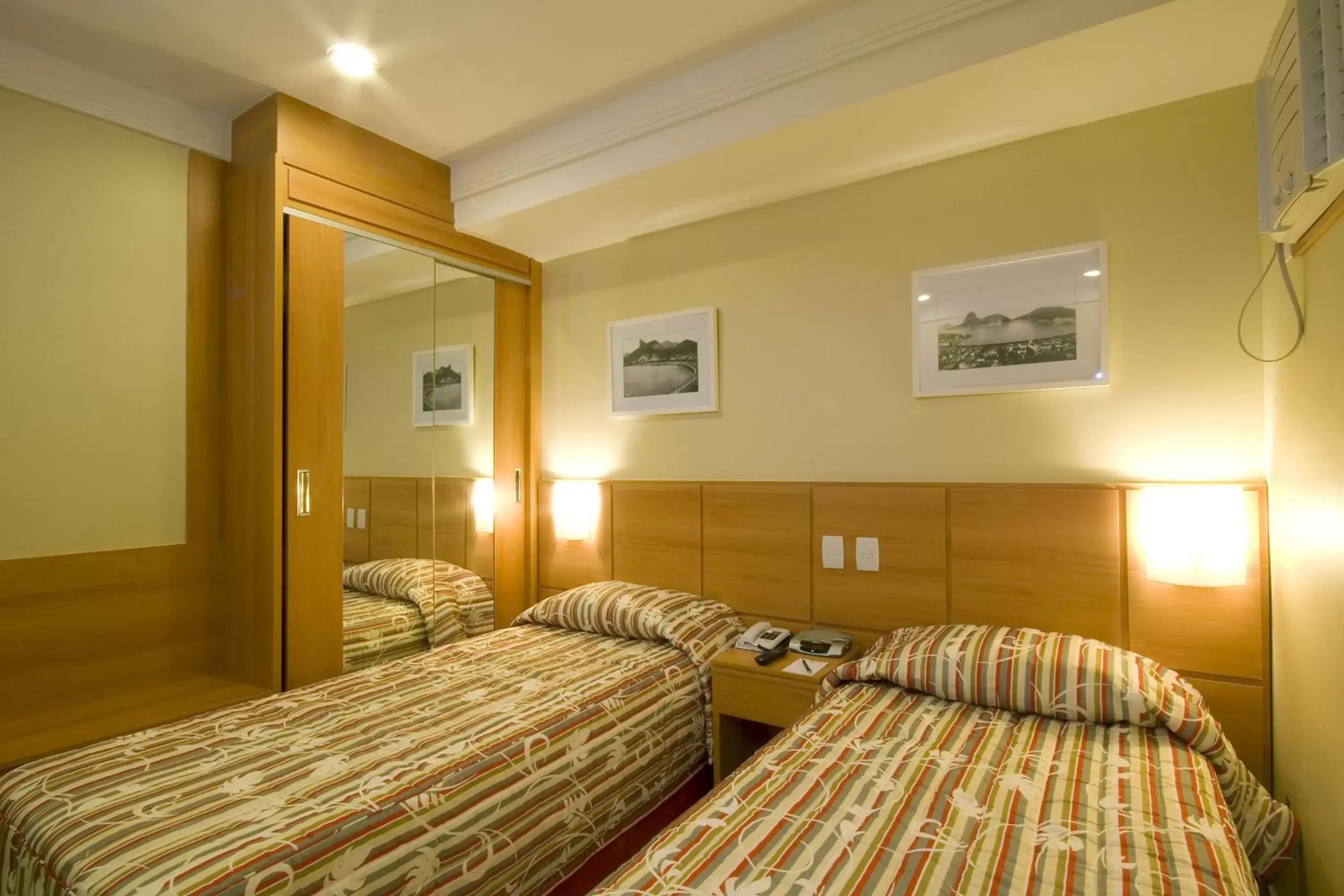 Photo of the whole room, Bed in Hotel Atlântico Business Centro