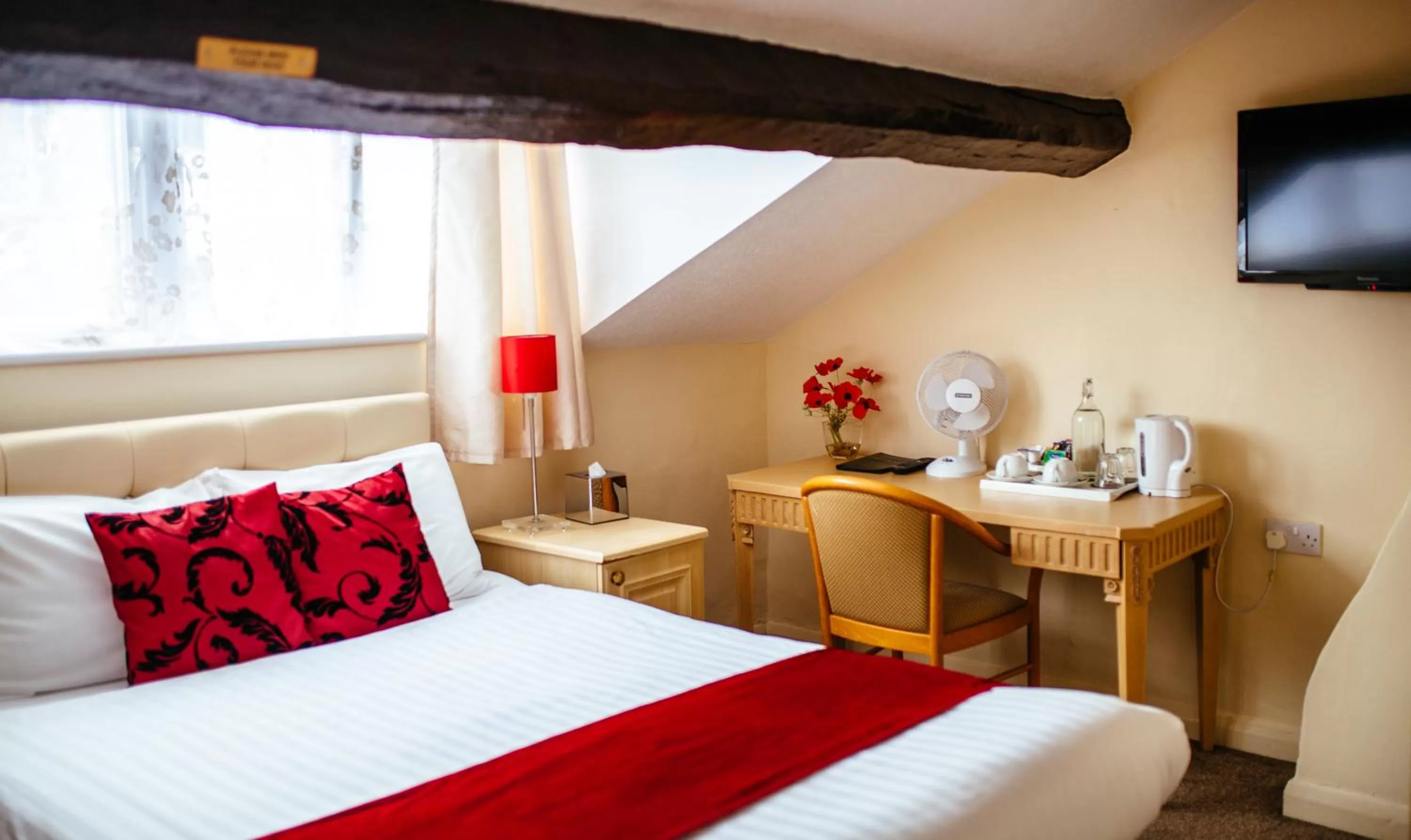 Coffee/tea facilities, Bed in Pymgate Lodge Hotel Manchester Airport