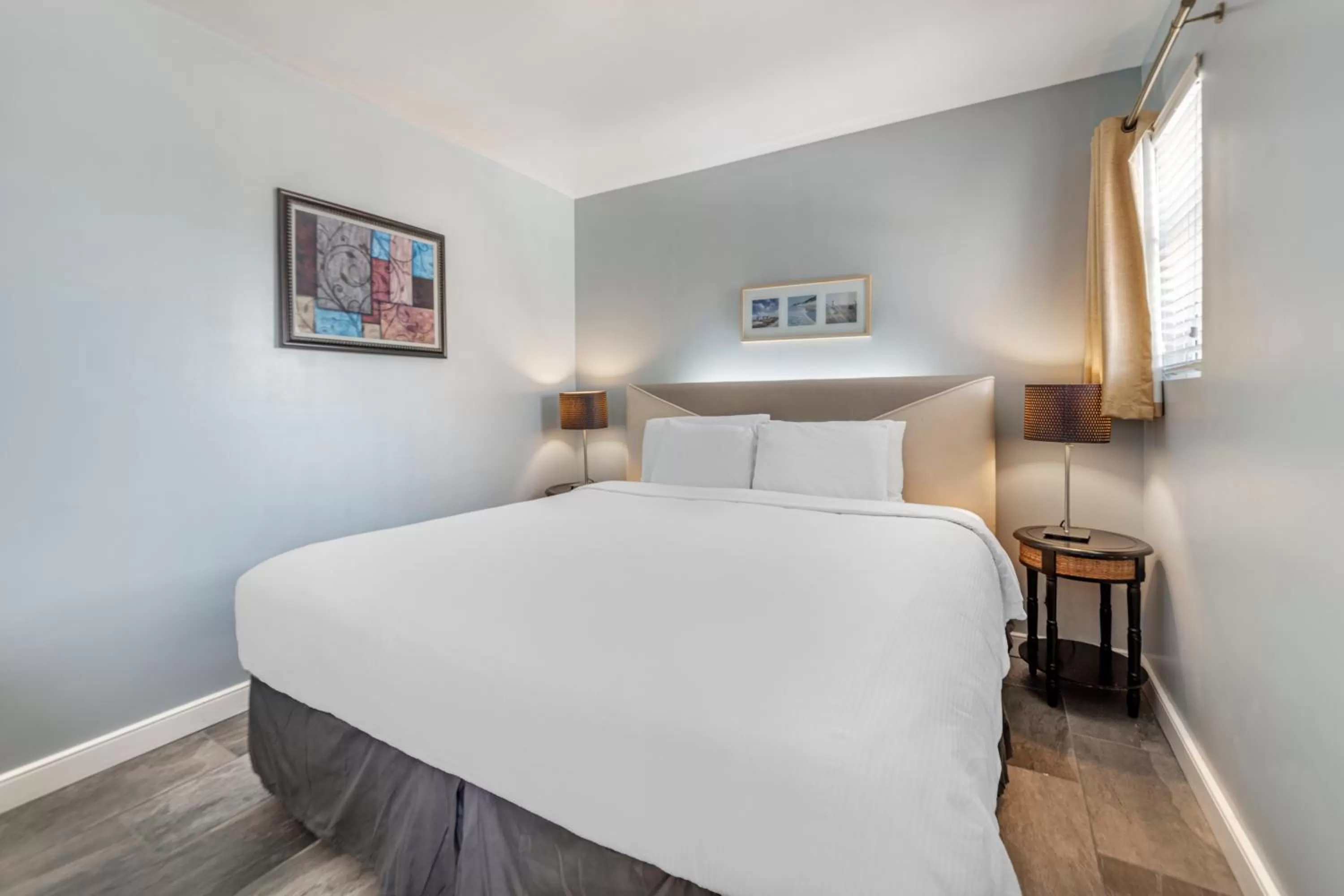 Bed in La Flora by LuxUrban