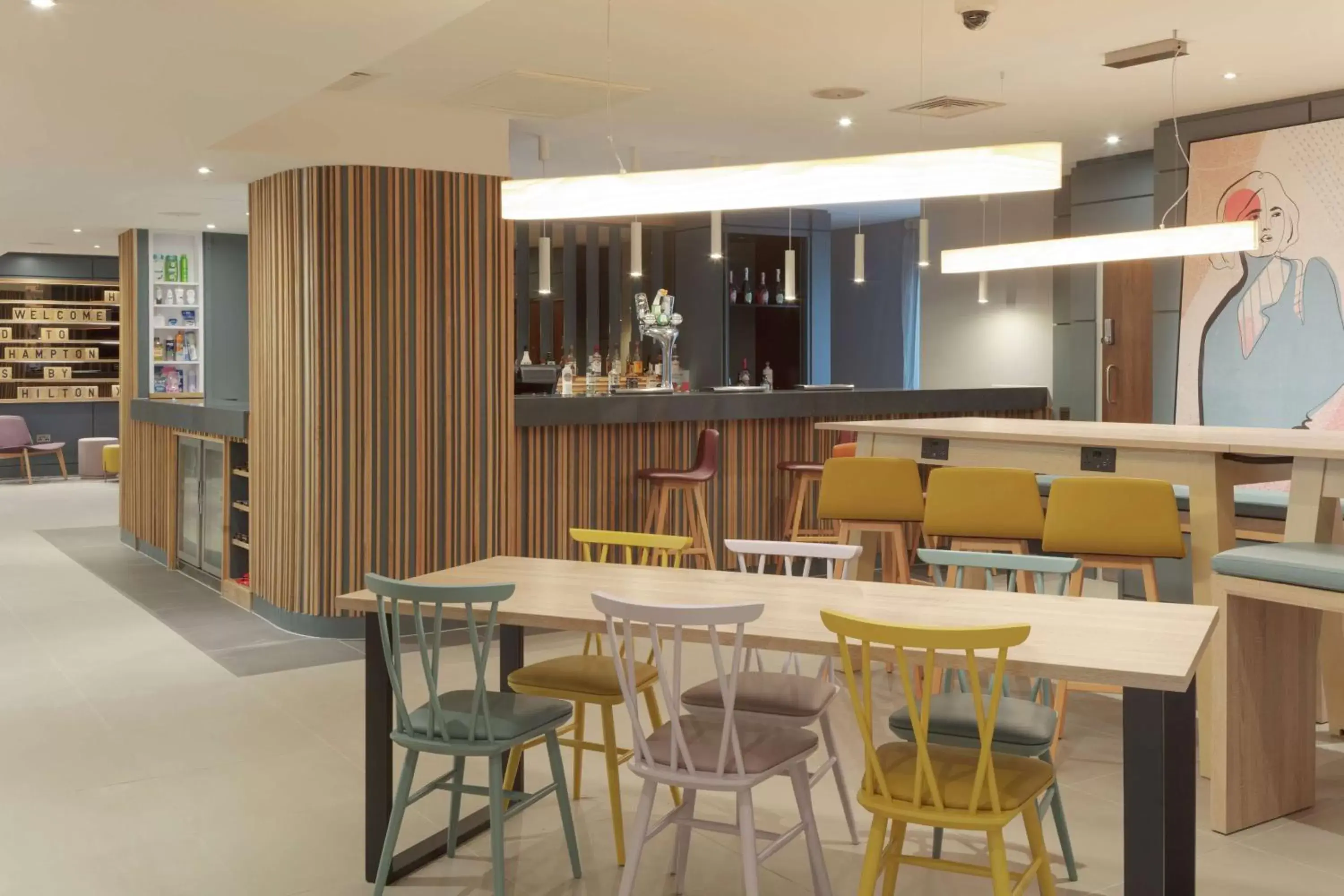 Seating area, Lounge/Bar in Hampton by Hilton Corby