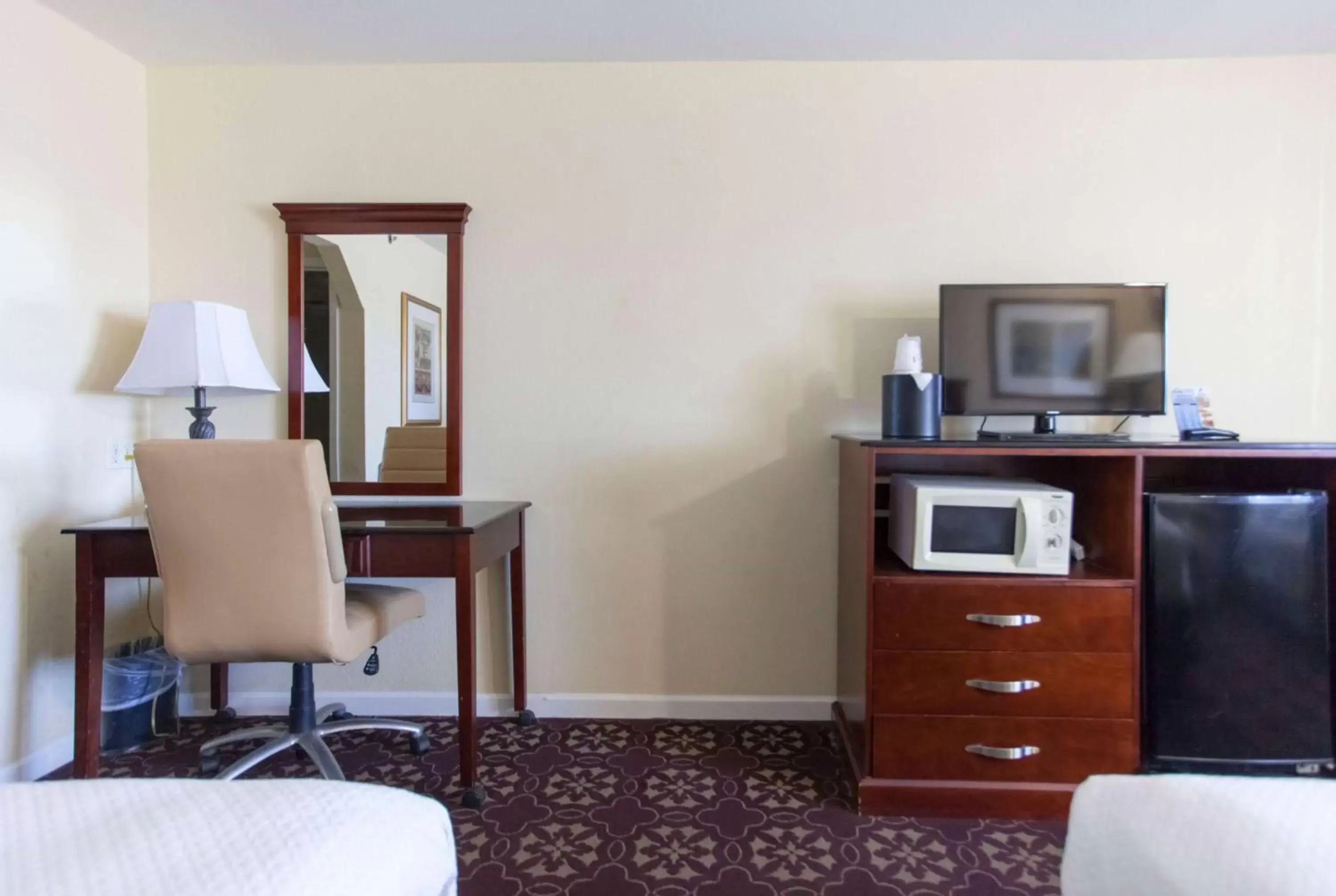 Photo of the whole room, TV/Entertainment Center in Days Inn by Wyndham Shenandoah