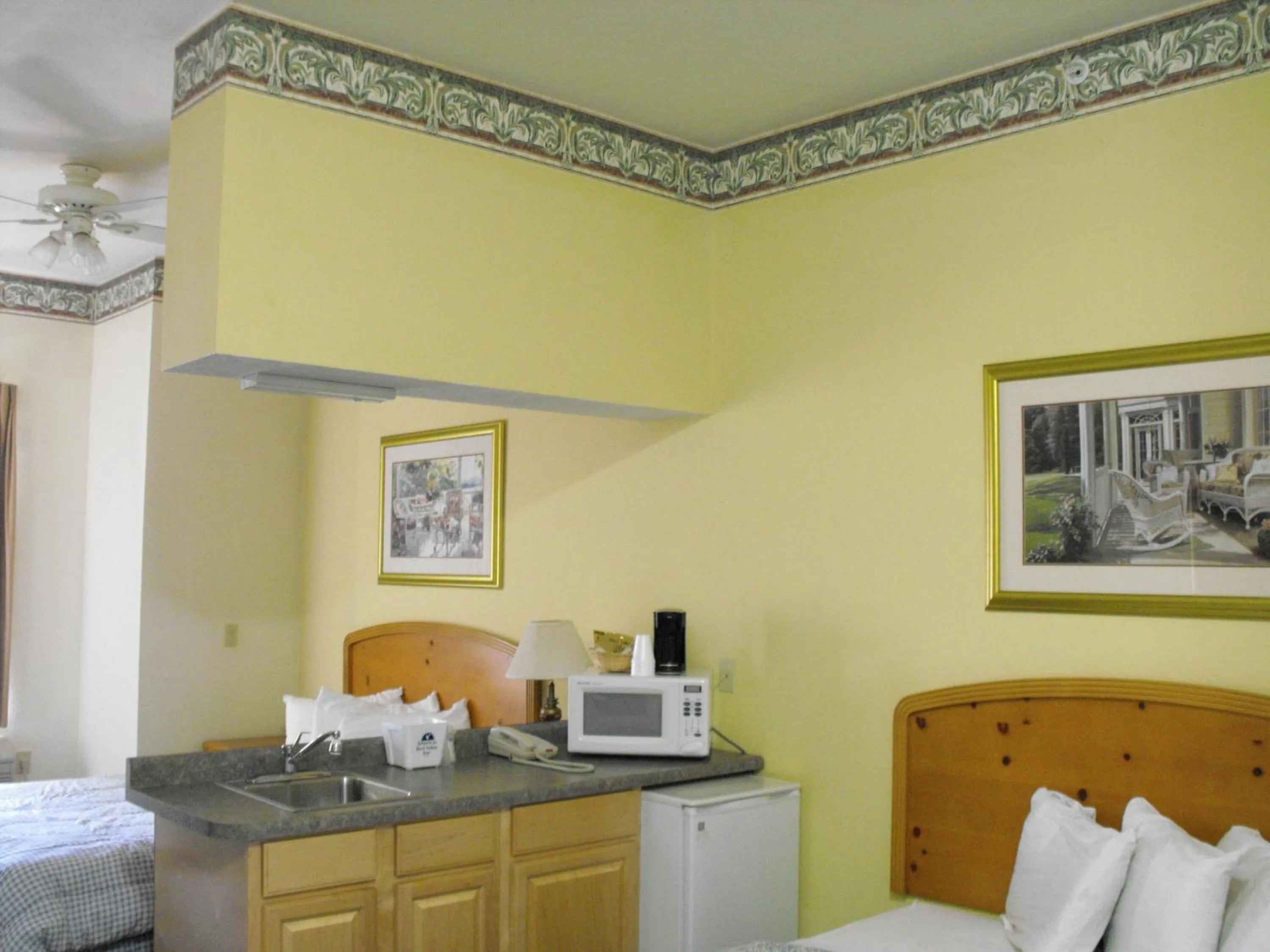 Bed in Americas Best Value Inn Three Rivers