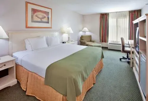 Seating area, Bed in Holiday Inn Express Fremont, an IHG Hotel