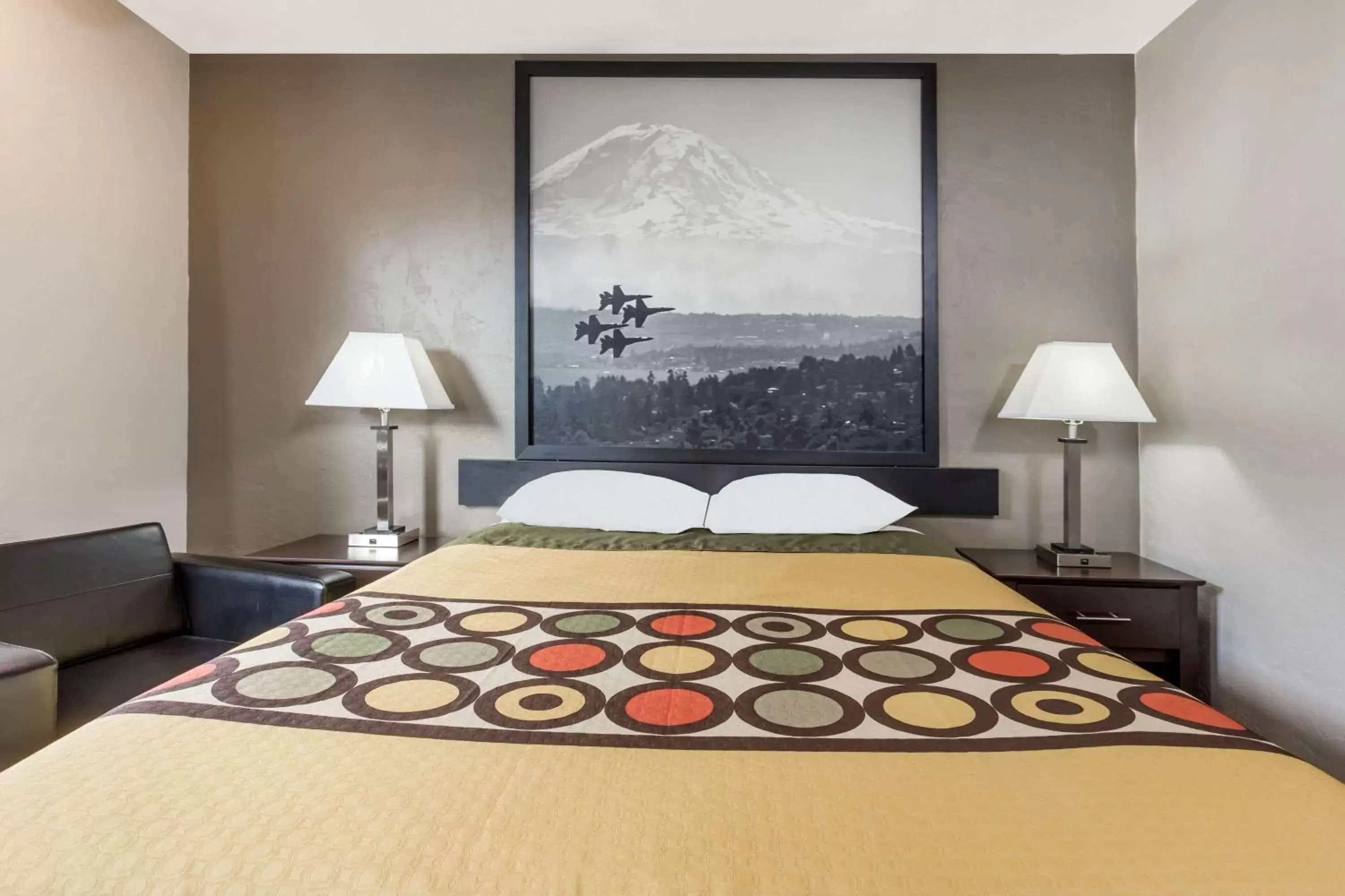 Photo of the whole room, Bed in Super 8 by Wyndham Bremerton