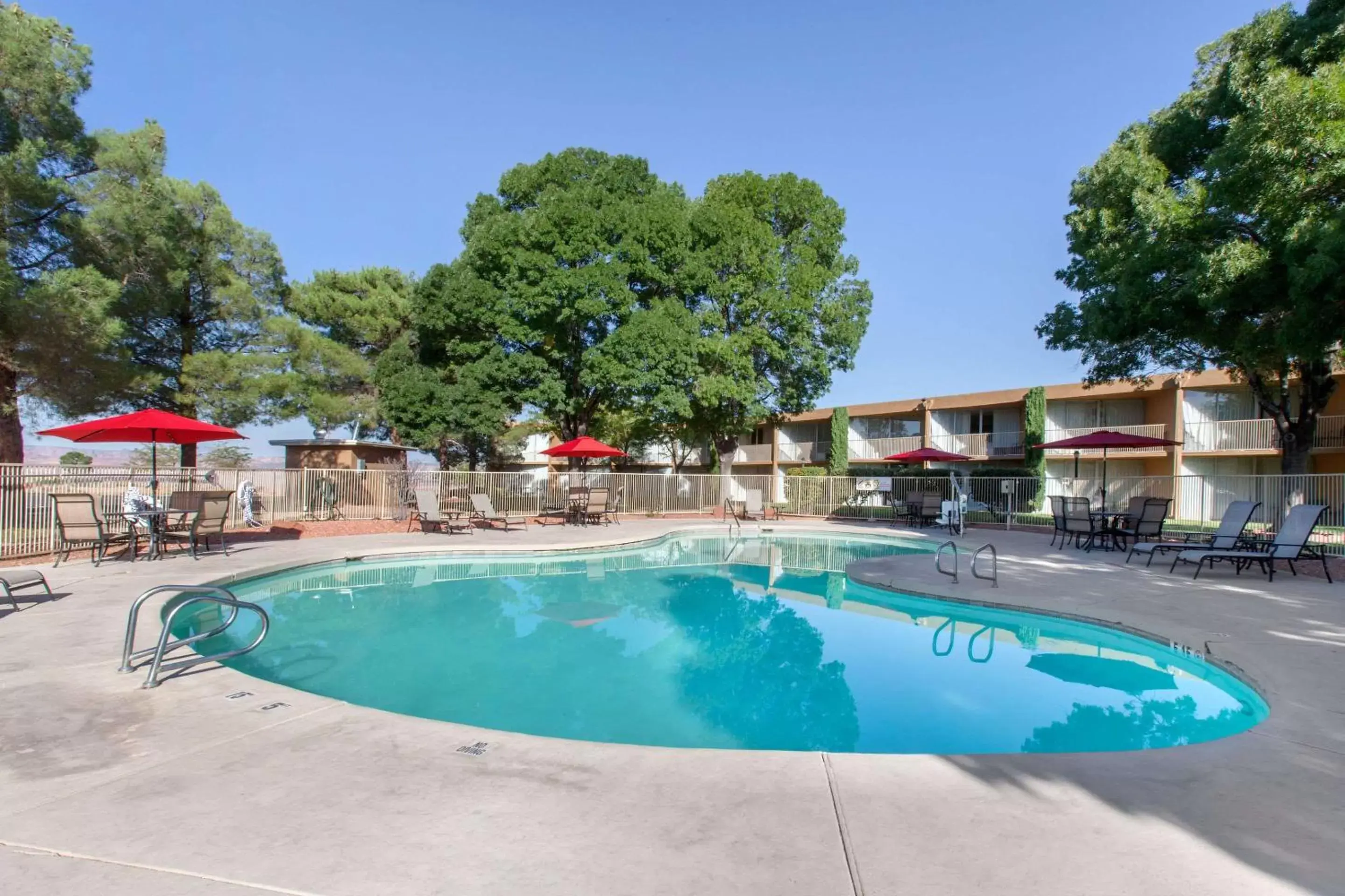 On site, Swimming Pool in Quality Inn View of Lake Powell – Page