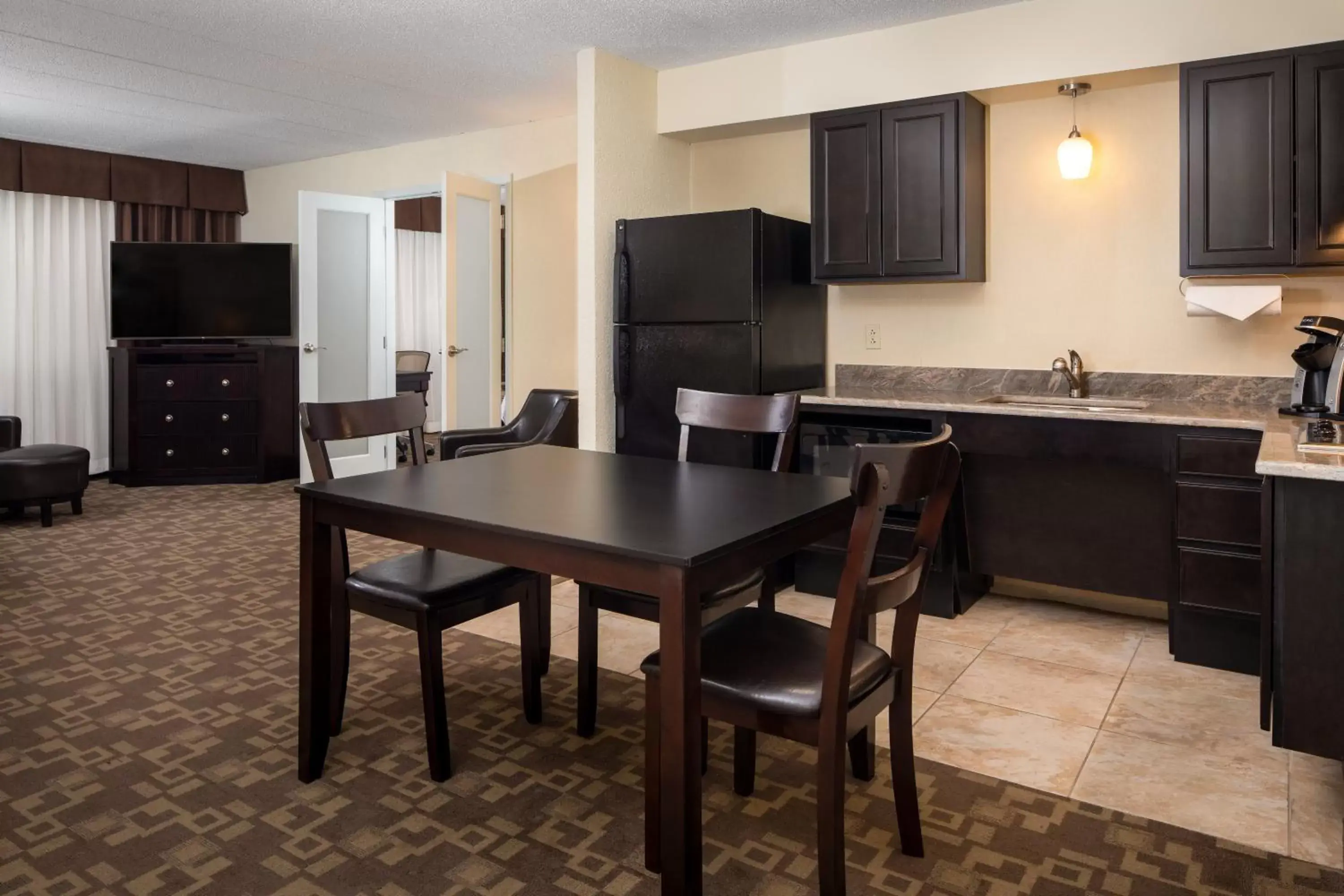 Photo of the whole room, Kitchen/Kitchenette in Holiday Inn and Suites Charleston West, an IHG Hotel