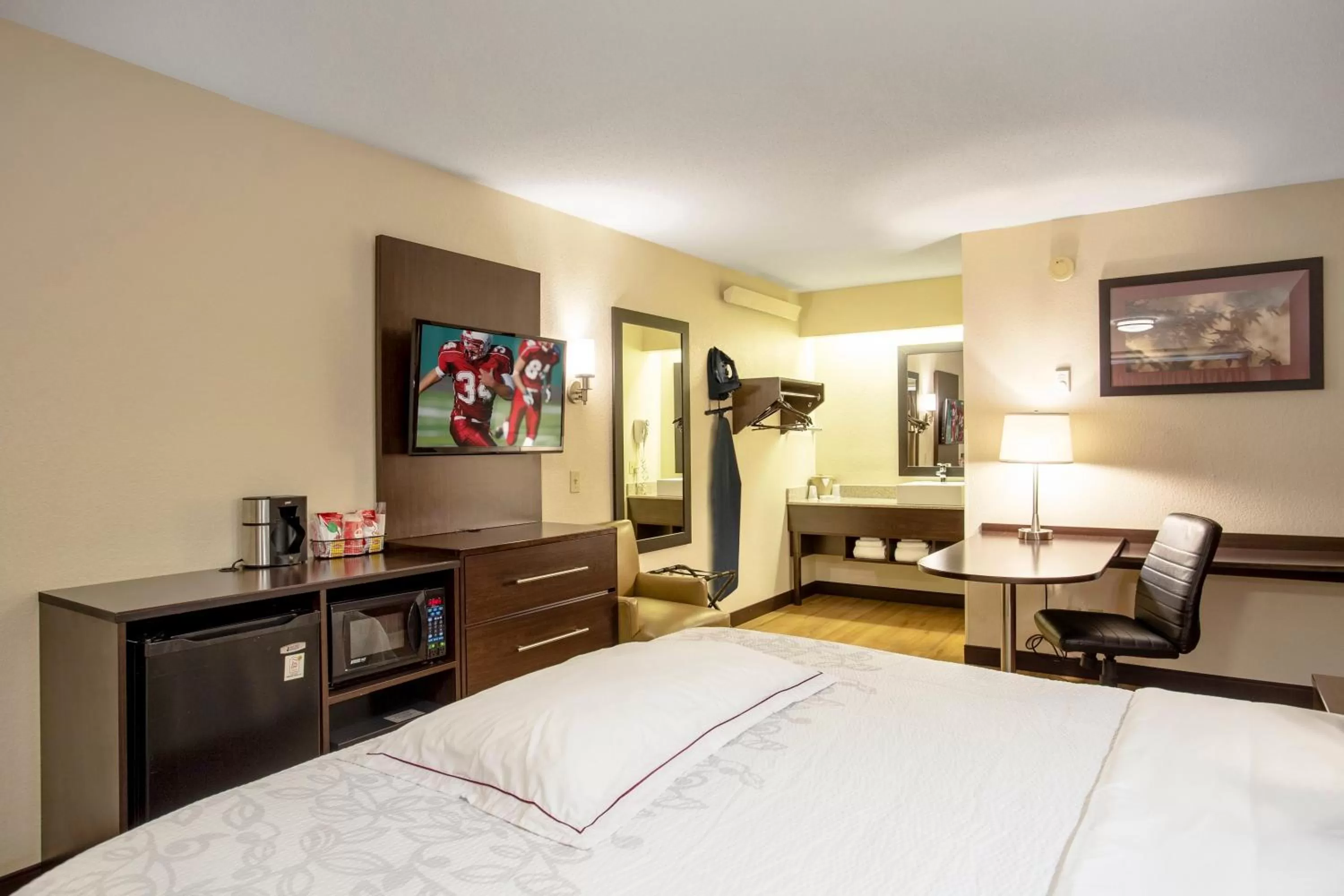 Photo of the whole room, Bed in Red Roof Inn PLUS+ Pittsburgh East - Monroeville