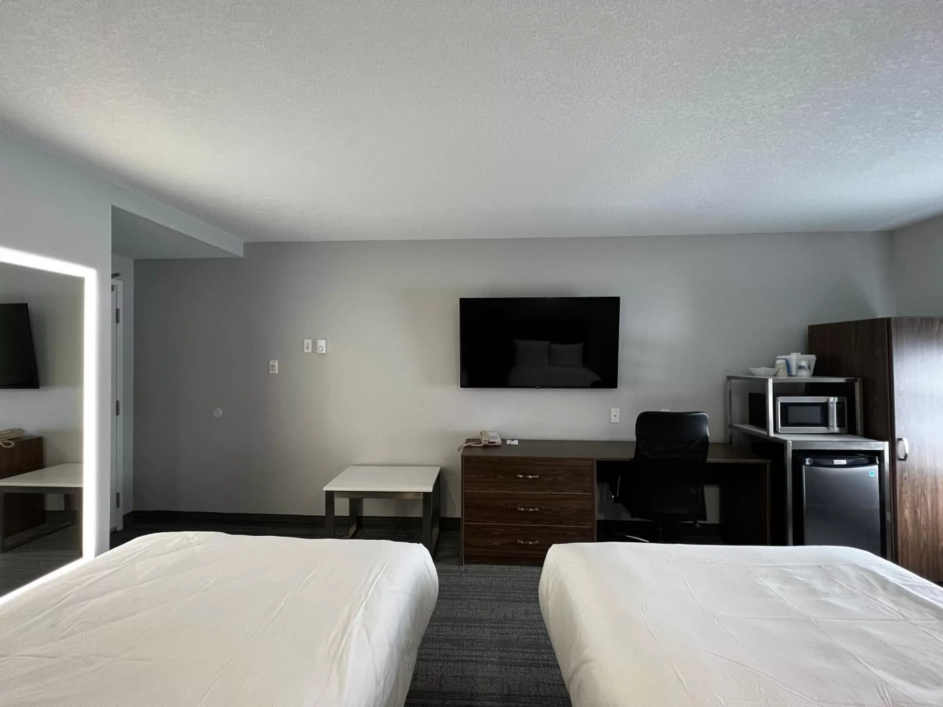 TV and multimedia, TV/Entertainment Center in Travelodge by Wyndham Regina